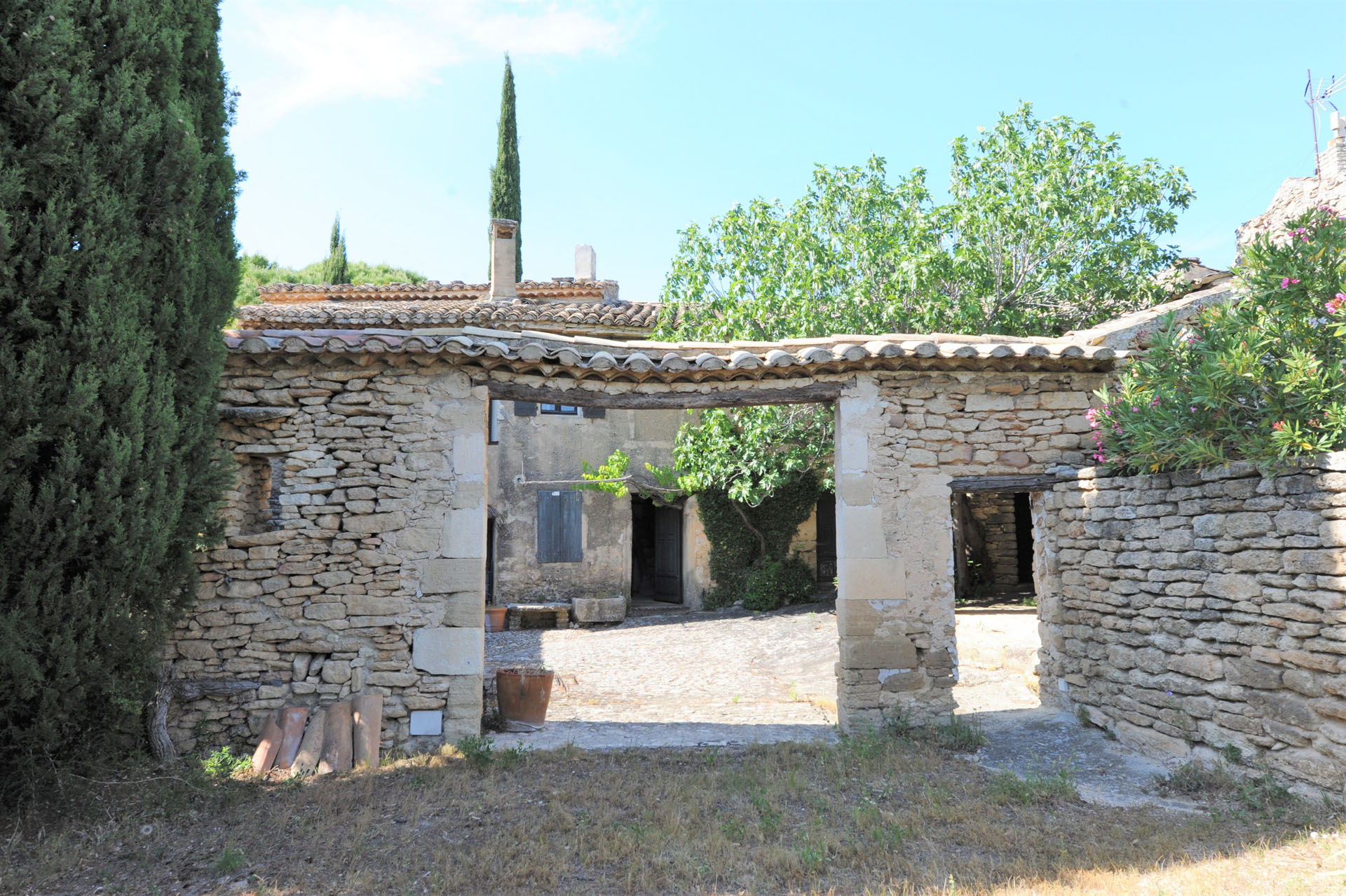 Proche Gordes,    maison de charme de 7 à 8 chambres avec piscine