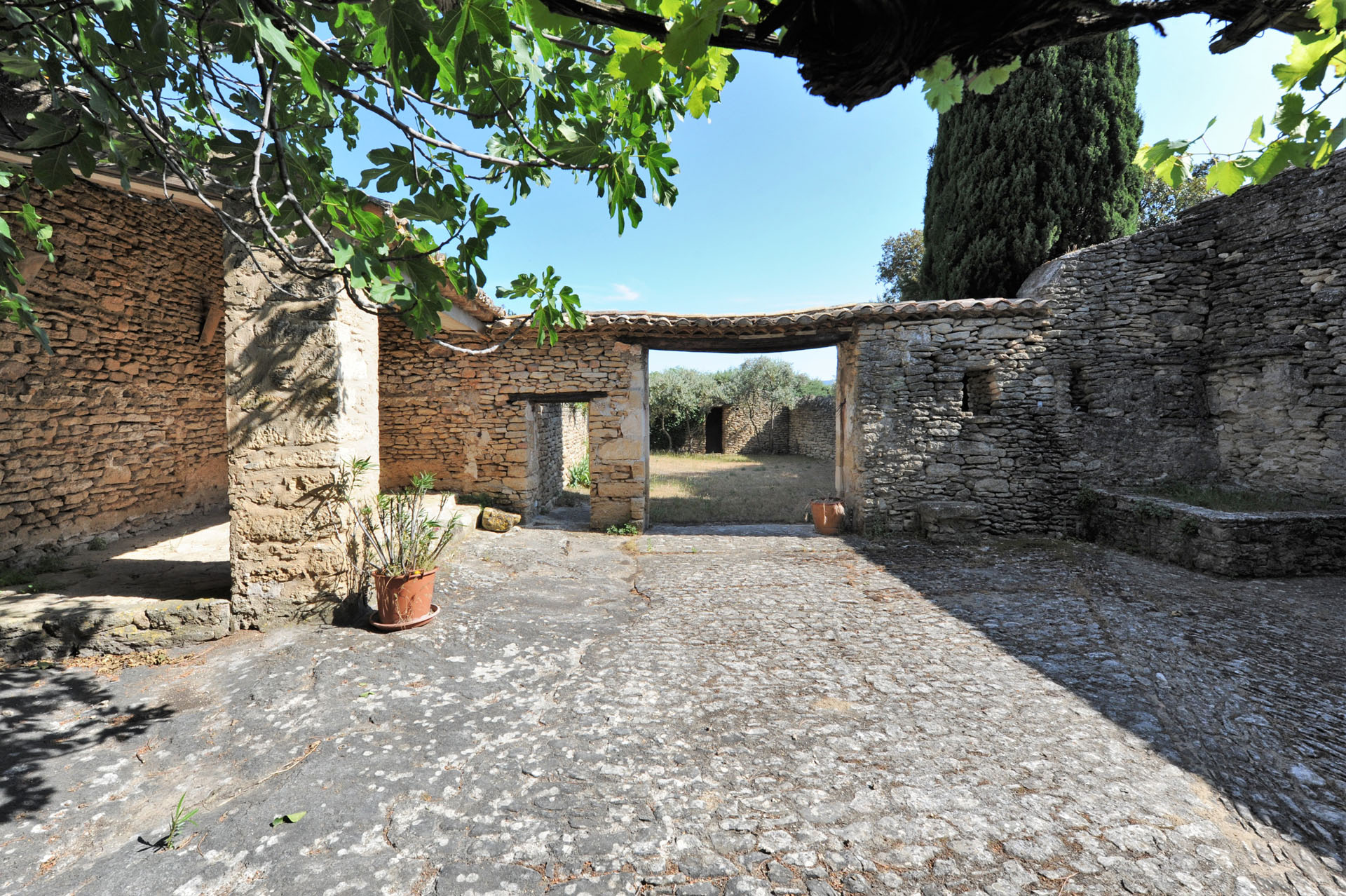 Proche Gordes,    maison de charme de 7 à 8 chambres avec piscine
