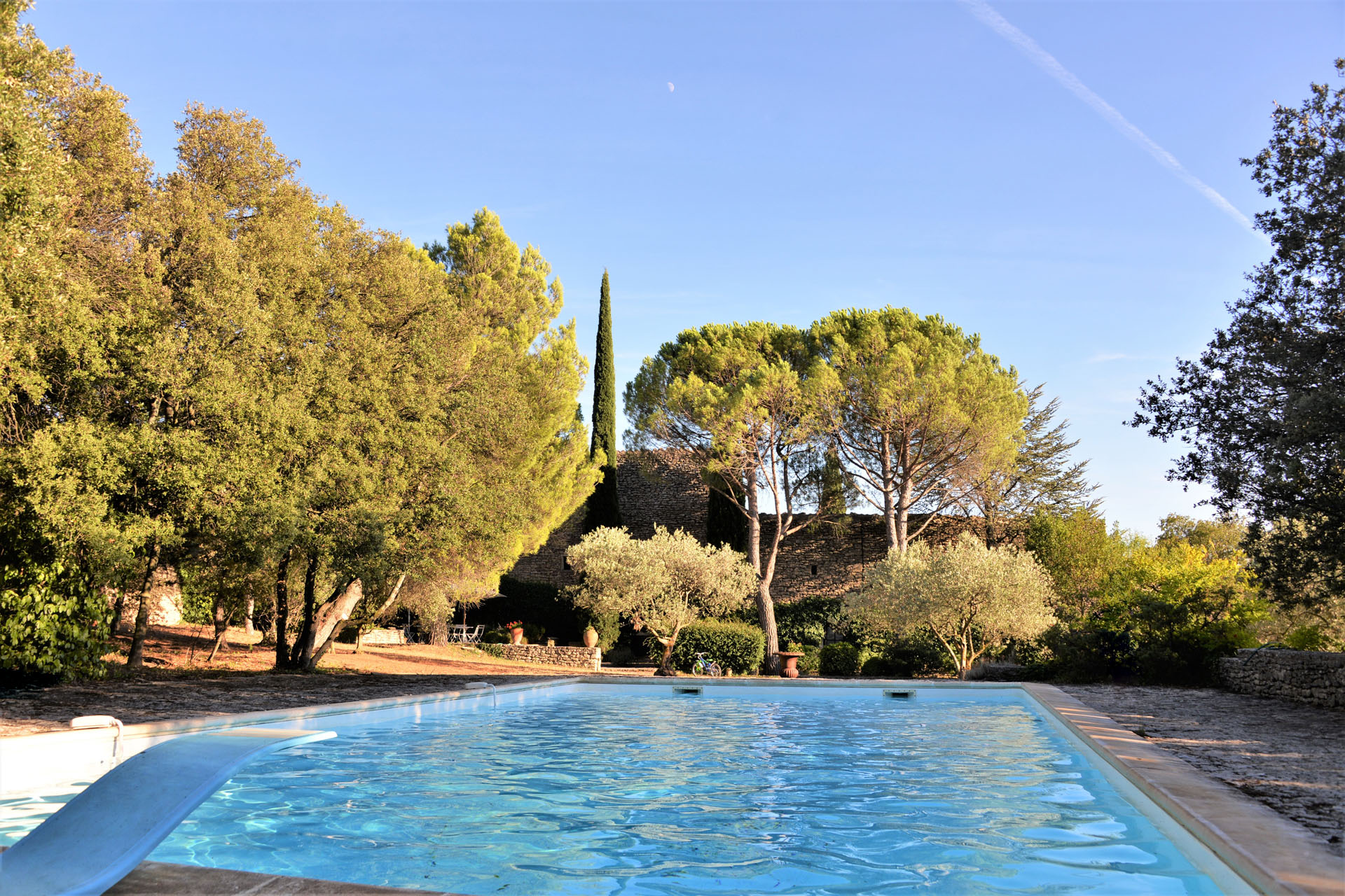 Proche Gordes,    maison de charme de 7 à 8 chambres avec piscine