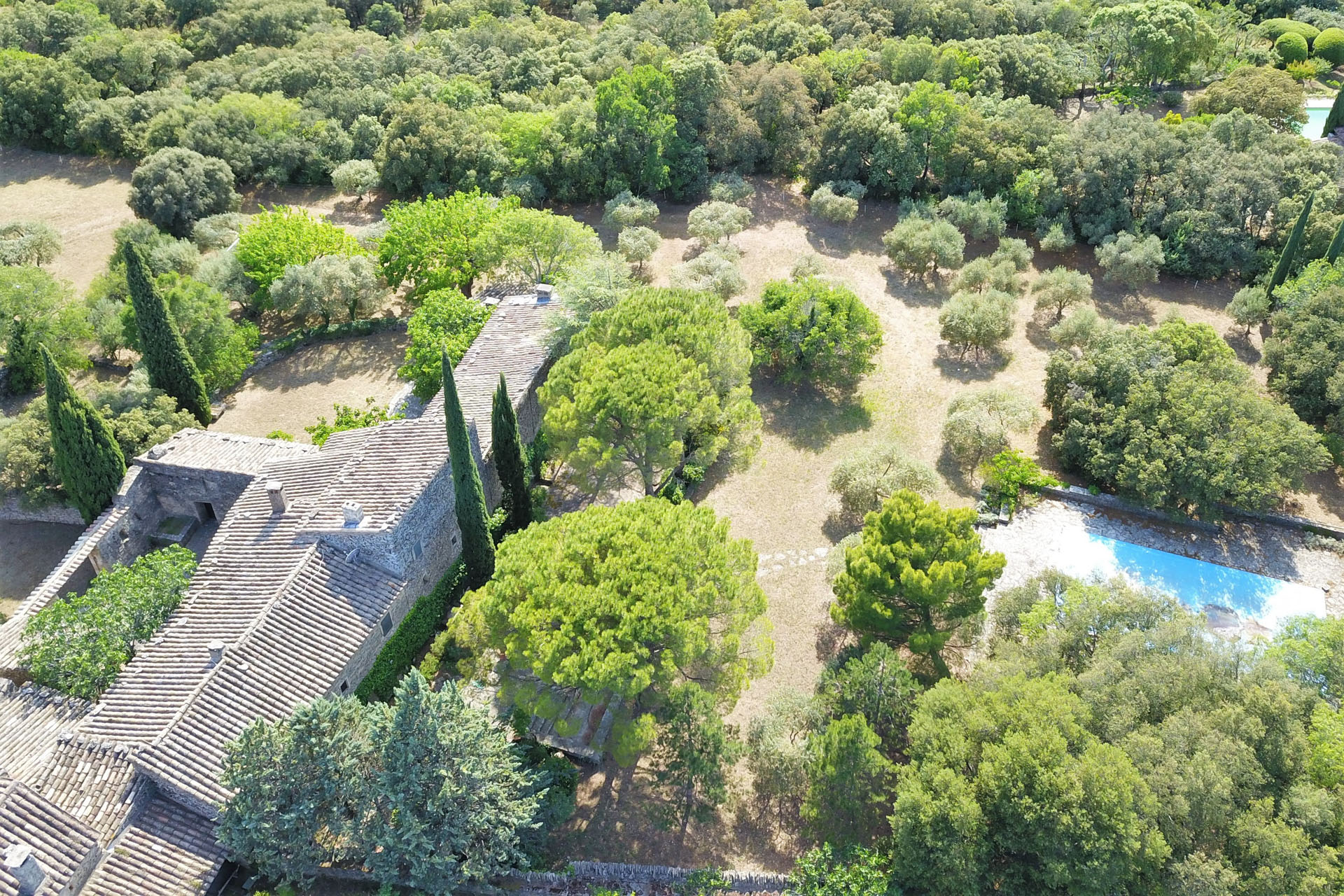 Proche Gordes,    maison de charme de 7 à 8 chambres avec piscine