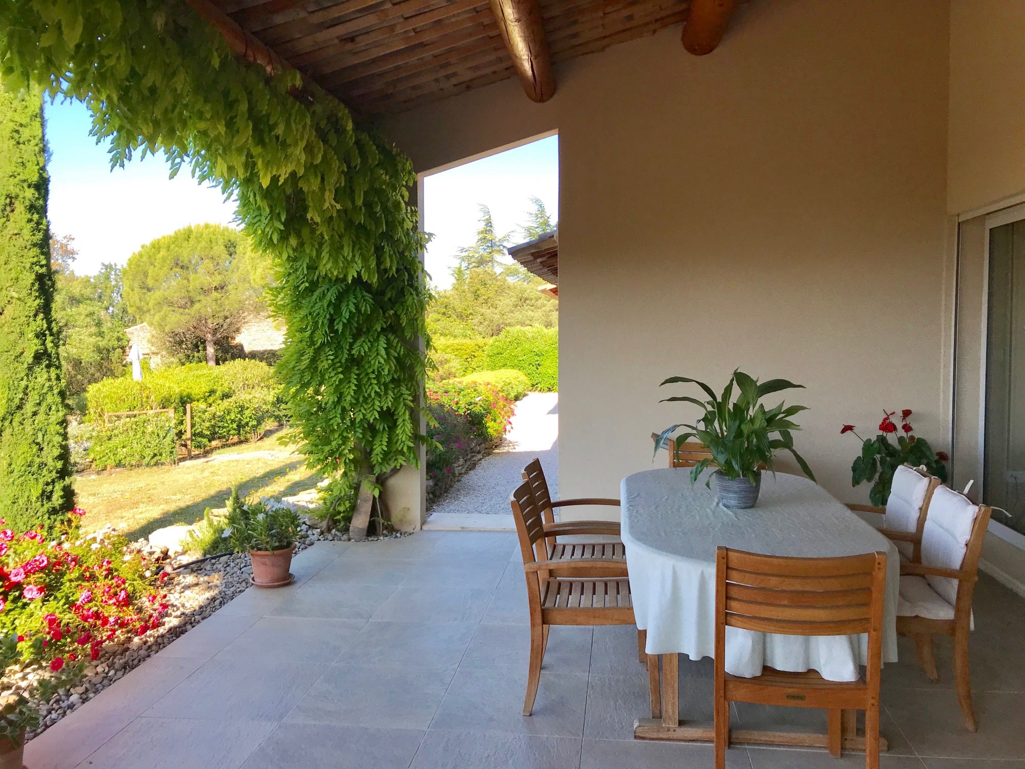 Luberon, propriété aux abords du village de Cabrières d'Avignon, comprenant deux habitations   