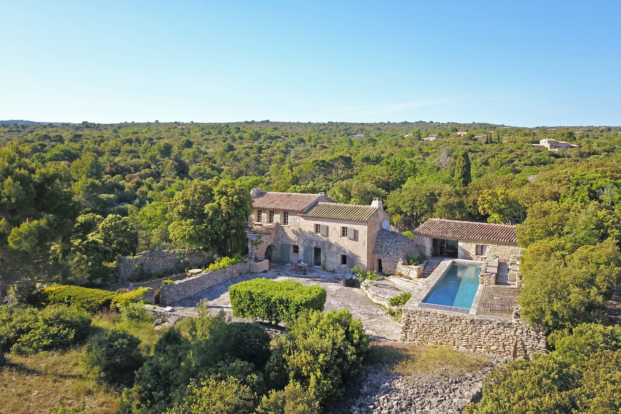 GORDES : maison de charme à 2 pas du village   
