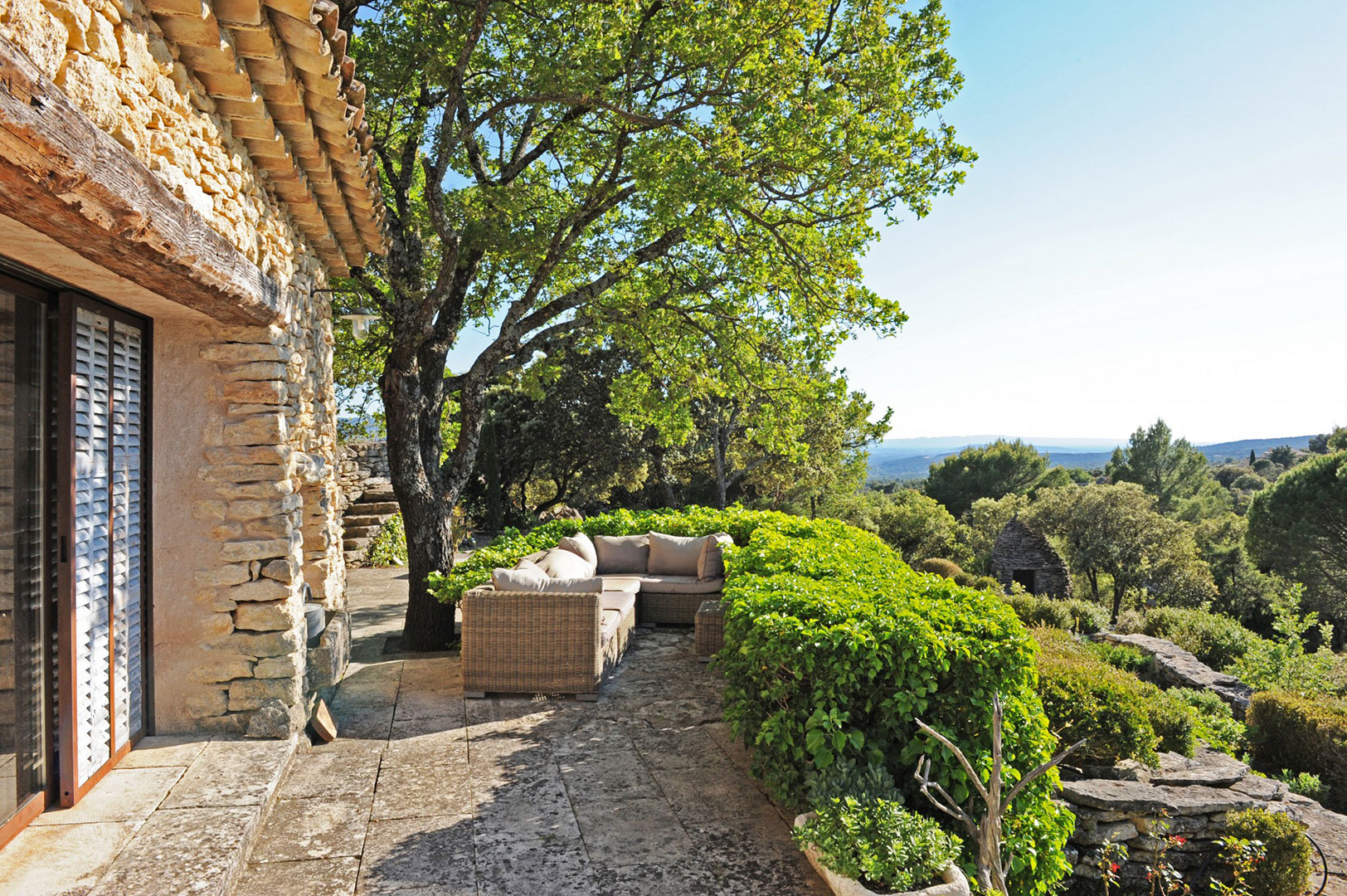 GORDES : maison de charme à 2 pas du village   