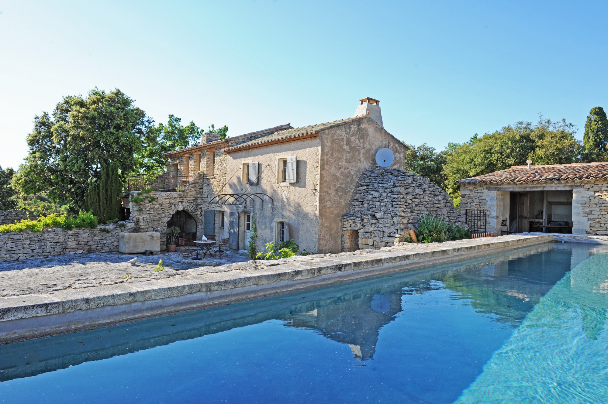 GORDES : maison de charme à 2 pas du village   
