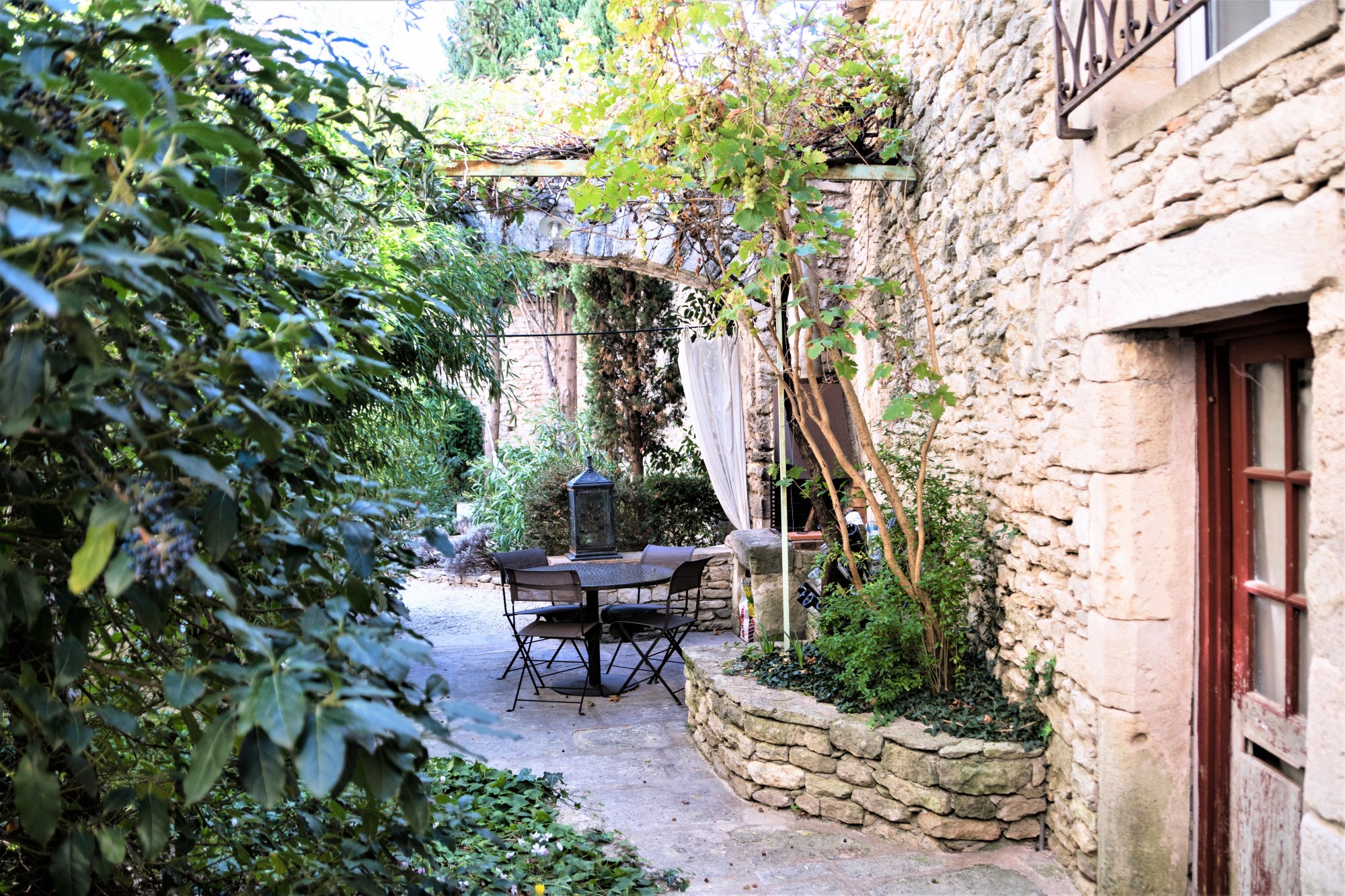 à Gordes, maison de hameau entièrement rénovée   