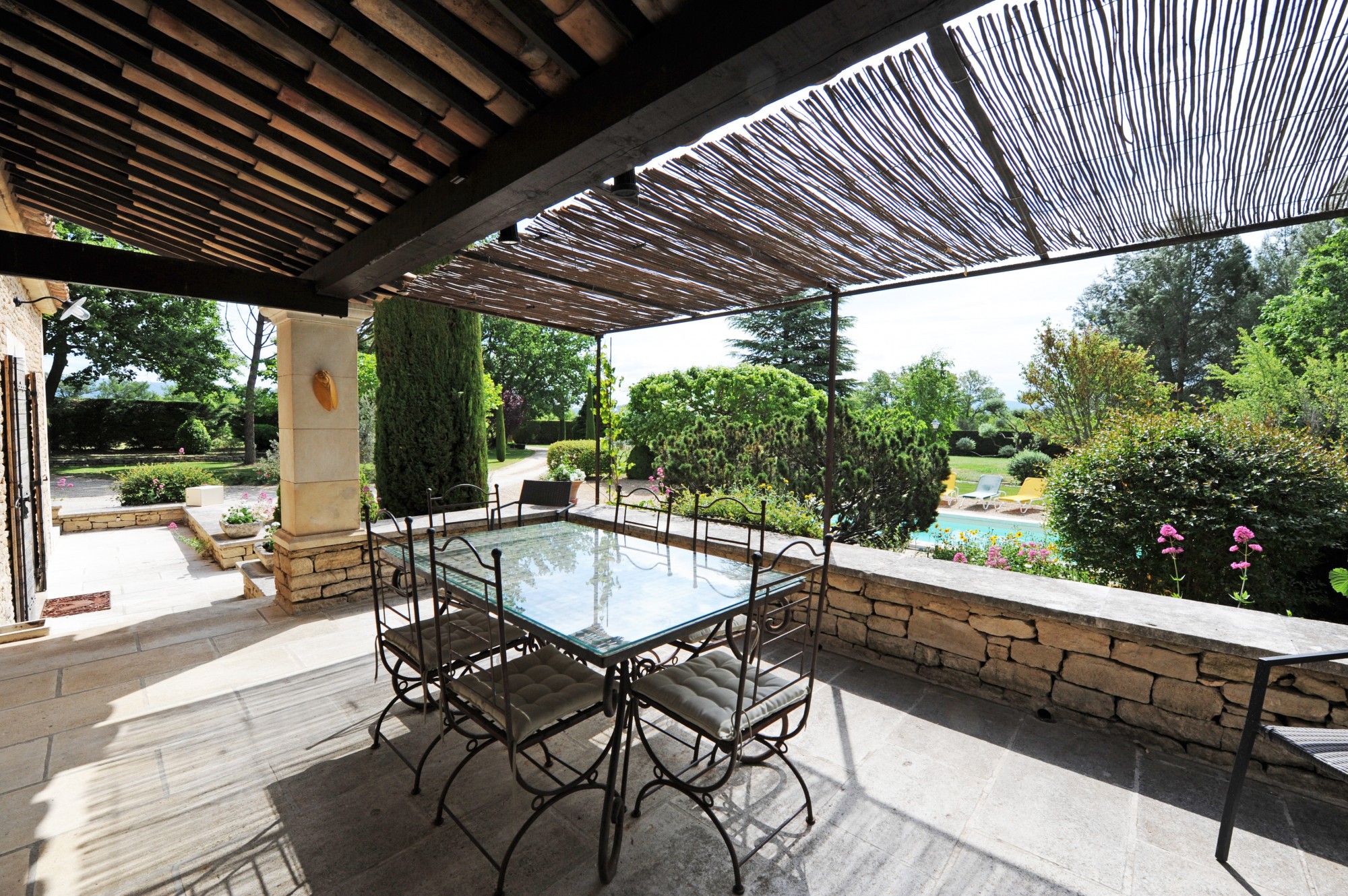 Gordes, propriété d'agrément avec piscine sur 7600 m²   