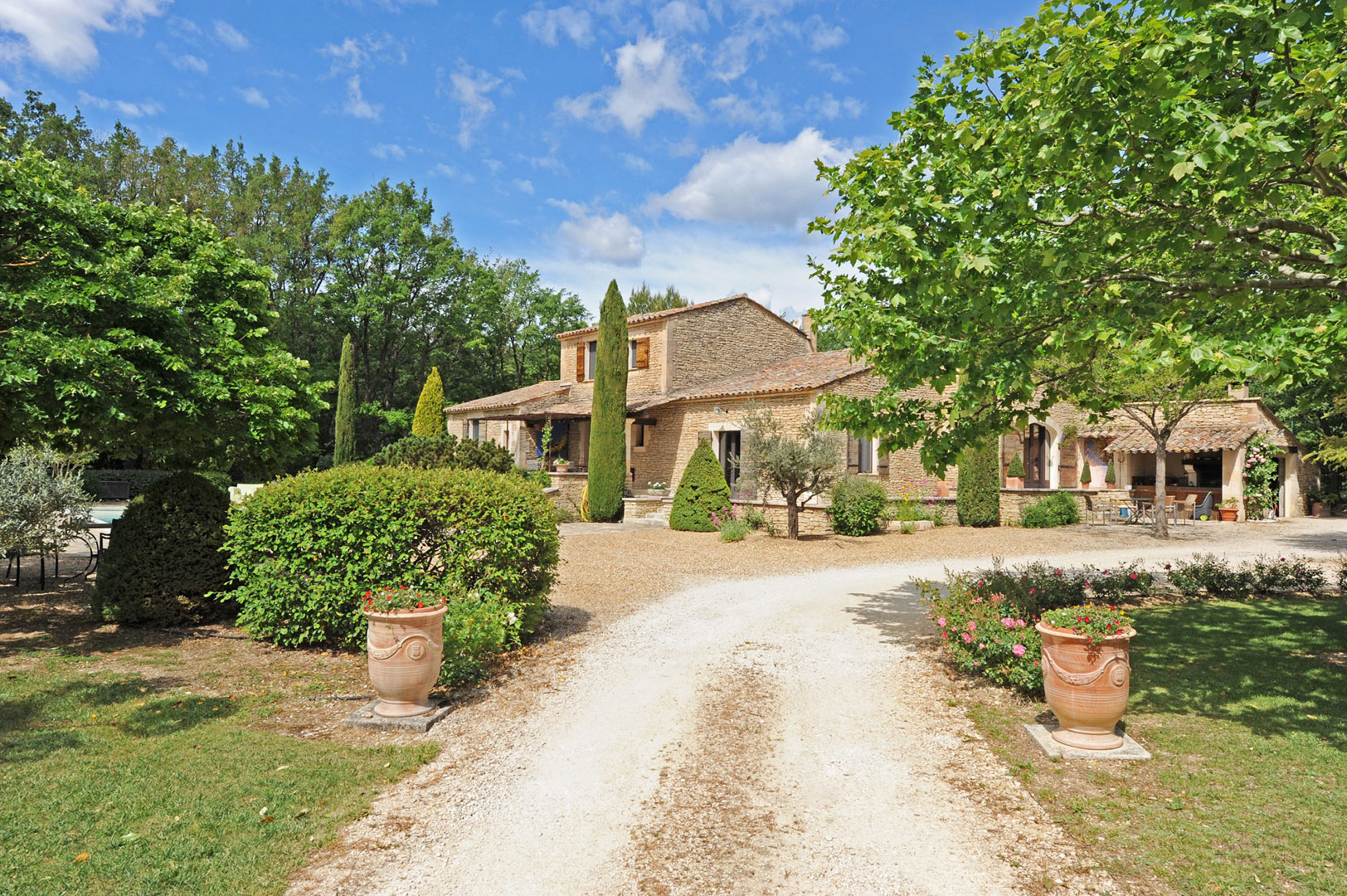 Gordes, propriété d'agrément avec piscine sur 7600 m²   