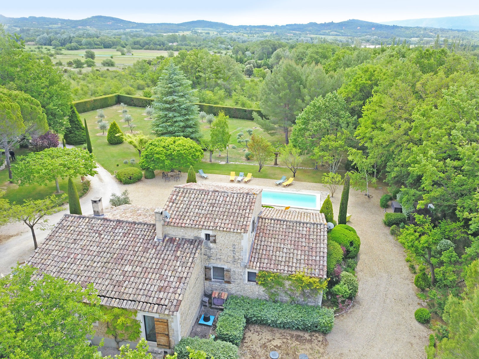 Gordes, propriété d'agrément avec piscine sur 7600 m²   