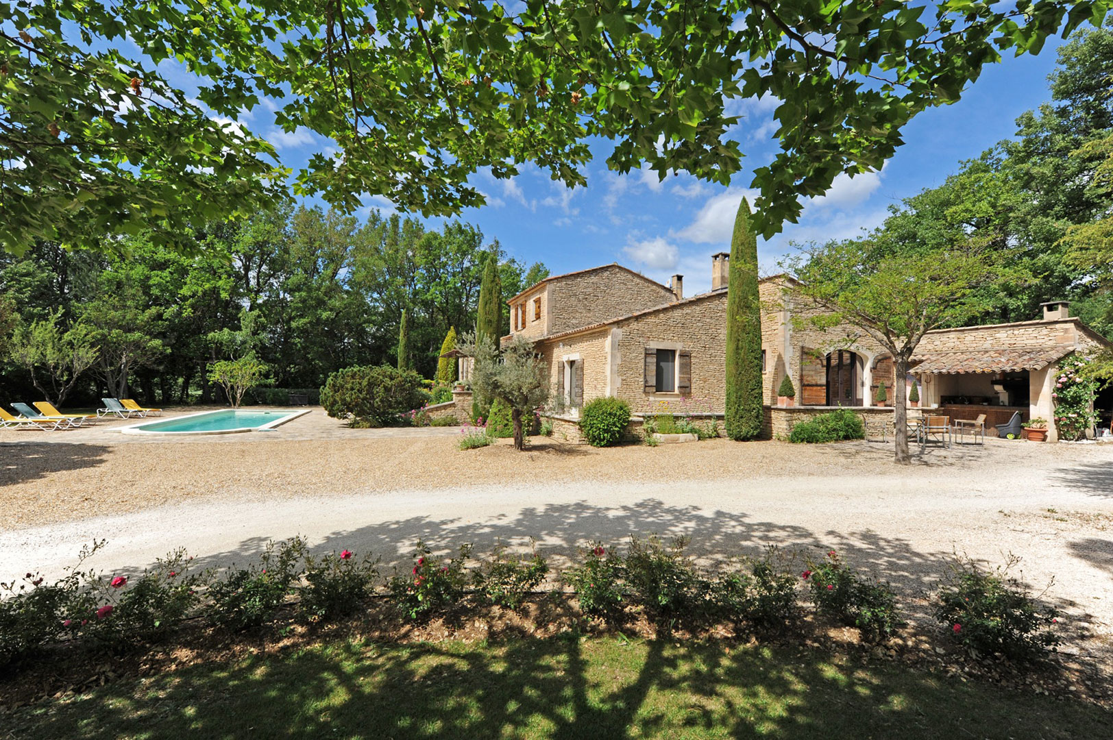 Gordes, propriété d'agrément avec piscine sur 7600 m²   