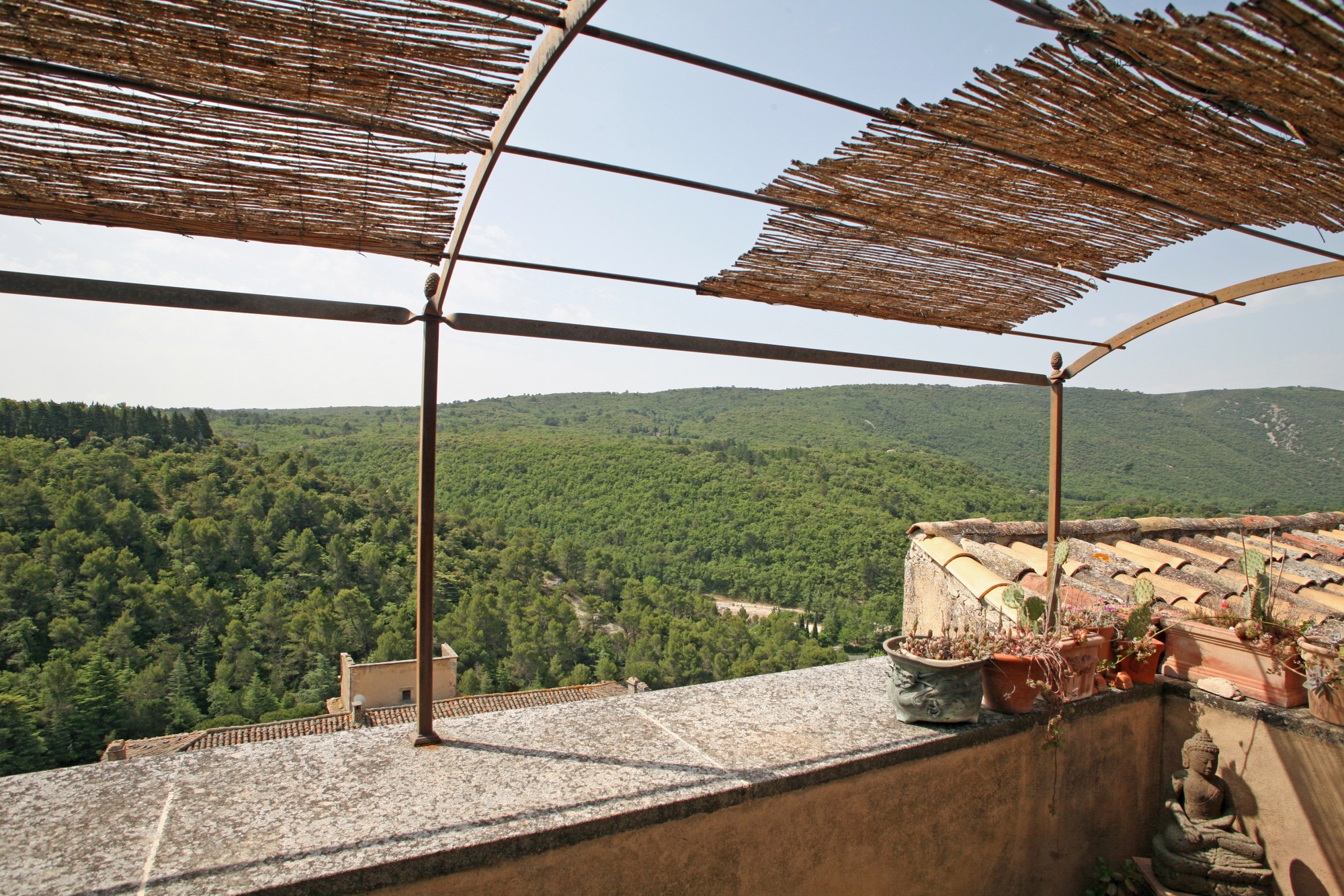 Bonnieux, maison de village avec terrasse et vue dominante   