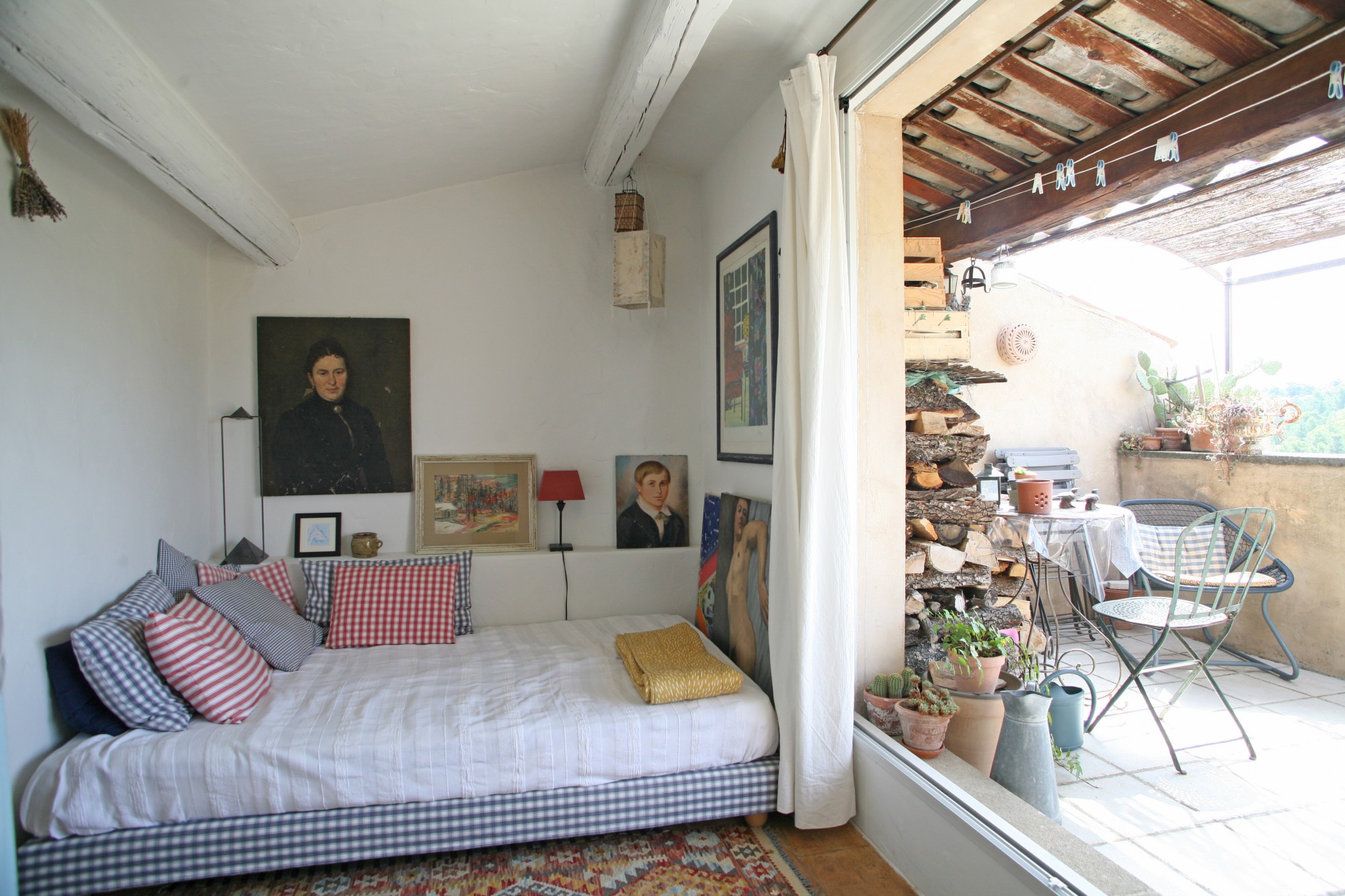 Bonnieux, maison de village avec terrasse et vue dominante   