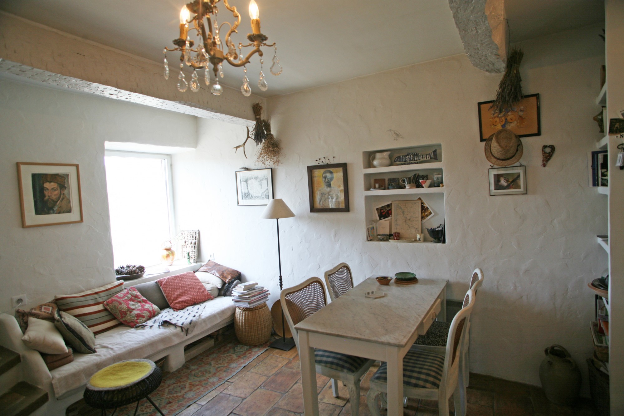Bonnieux, maison de village avec terrasse et vue dominante   