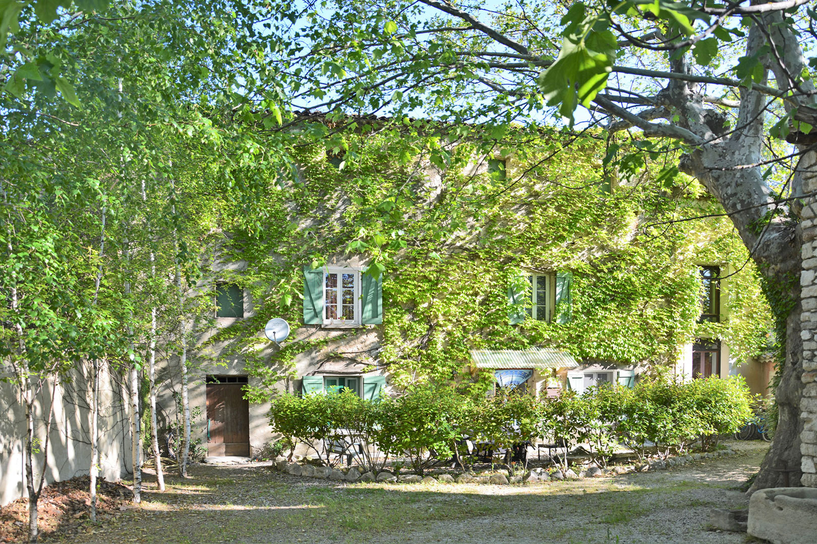 Proche de l'Isle sur la Sorgue, bastide sur un parc paysagé   