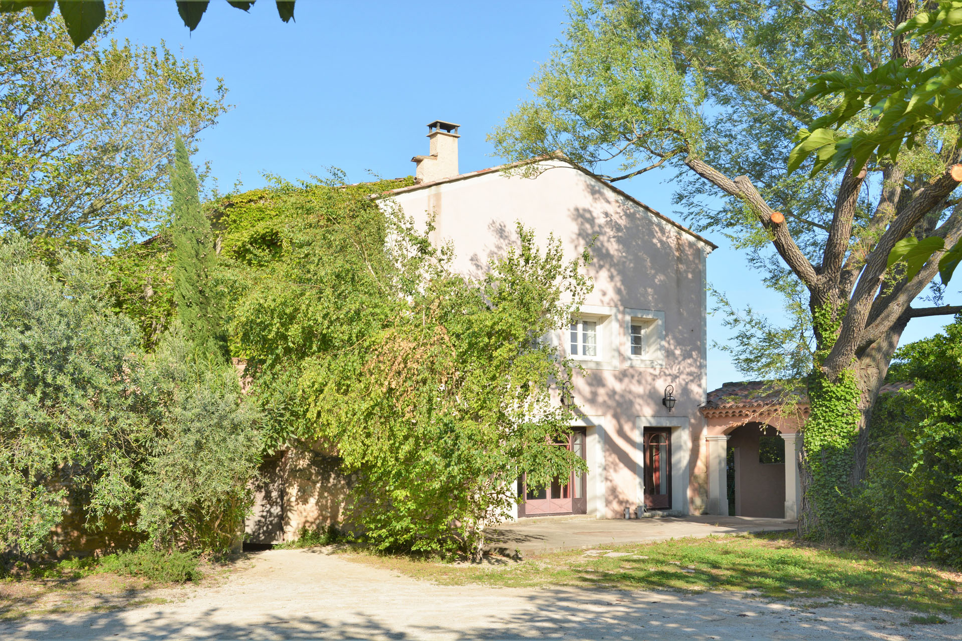 Proche de l'Isle sur la Sorgue, bastide sur un parc paysagé   