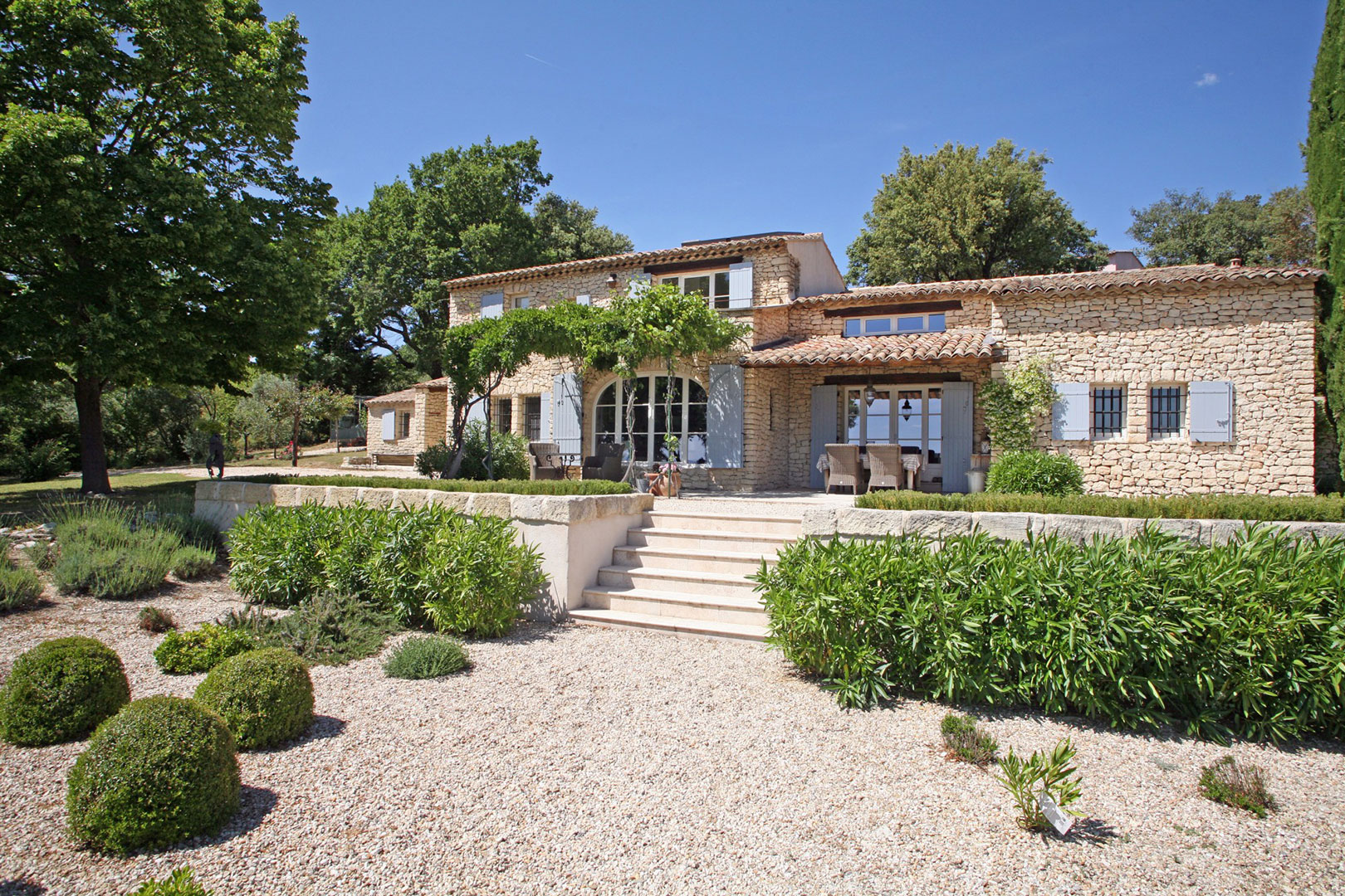 Luberon, maison en pierres avec piscine et vue    