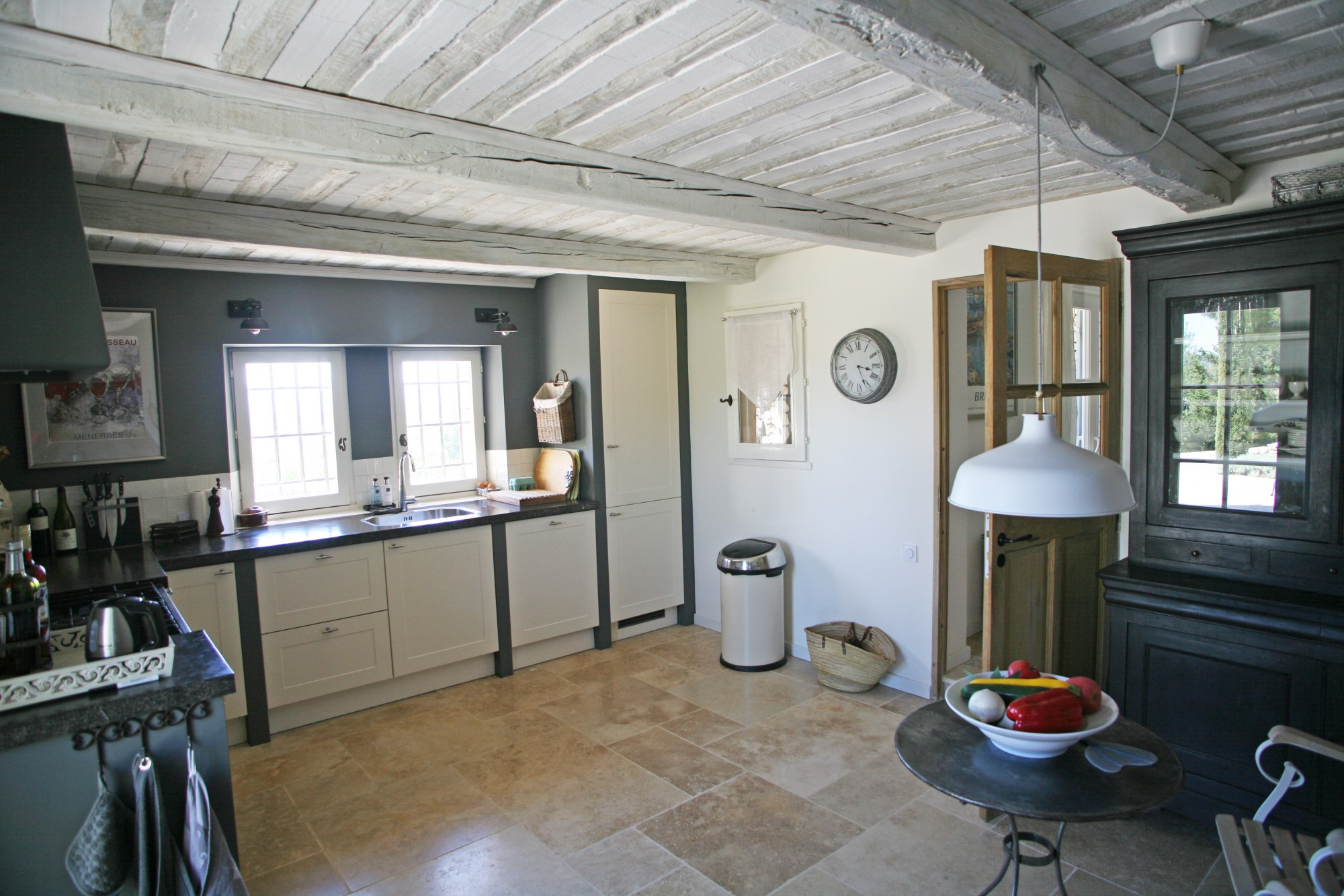 Luberon, maison en pierres avec piscine et vue    
