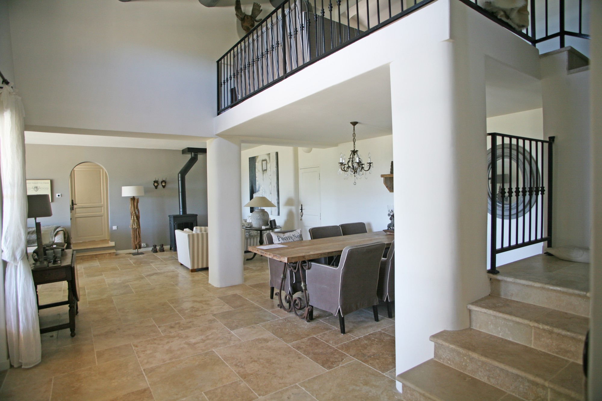Luberon, maison en pierres avec piscine et vue    