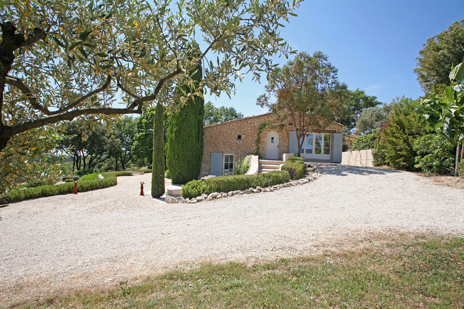 Luberon, maison en pierres avec piscine et vue    
