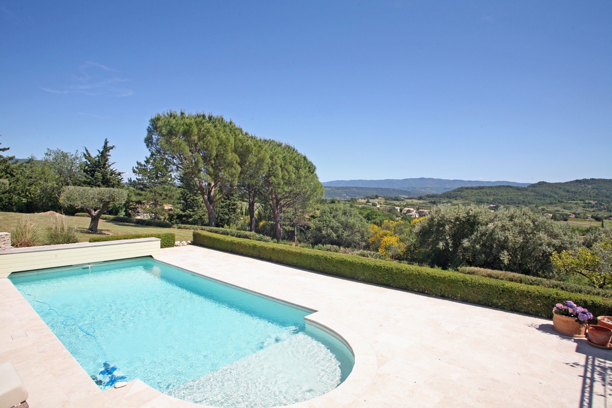 Luberon, maison en pierres avec piscine et vue    