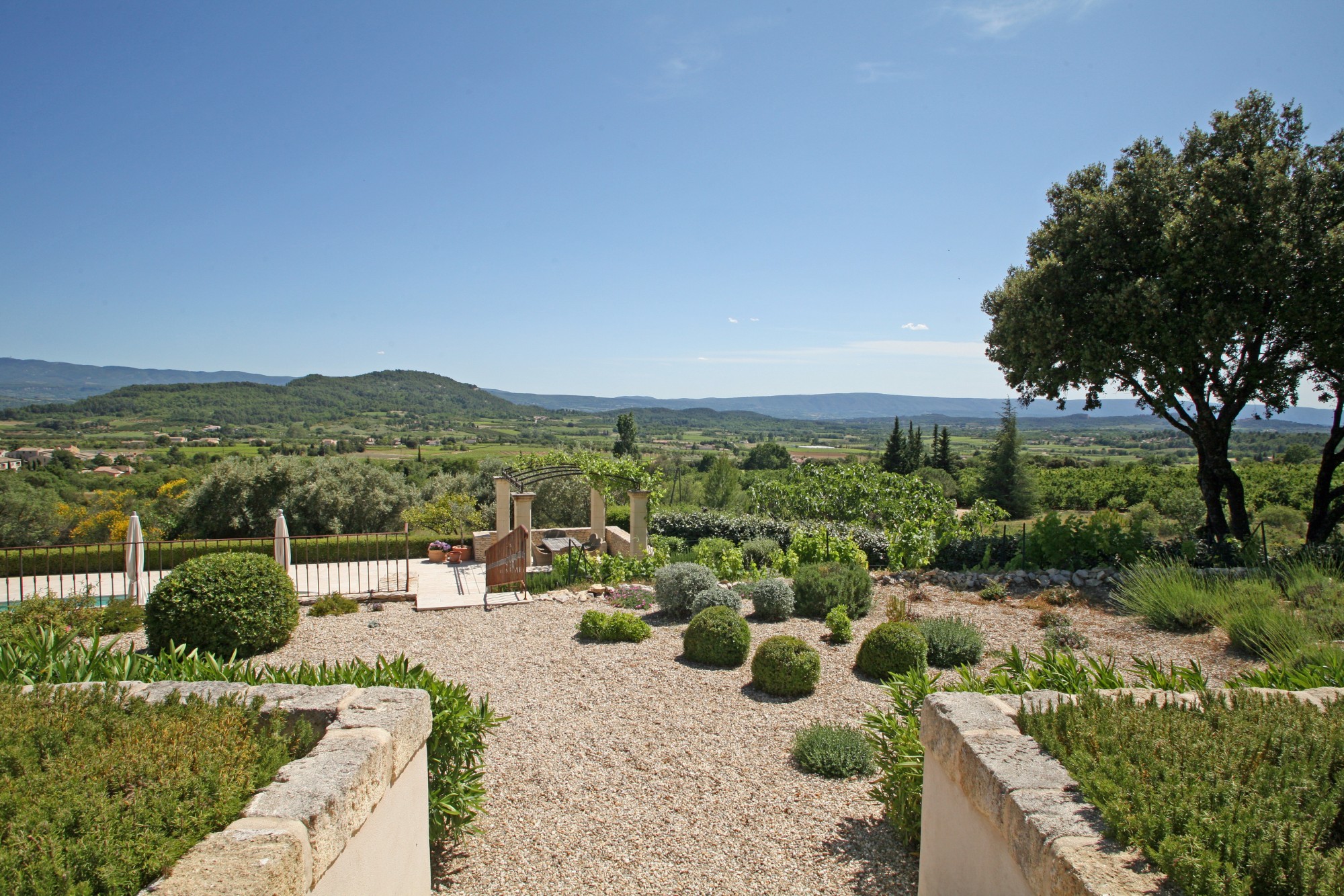 Luberon, maison en pierres avec piscine et vue    