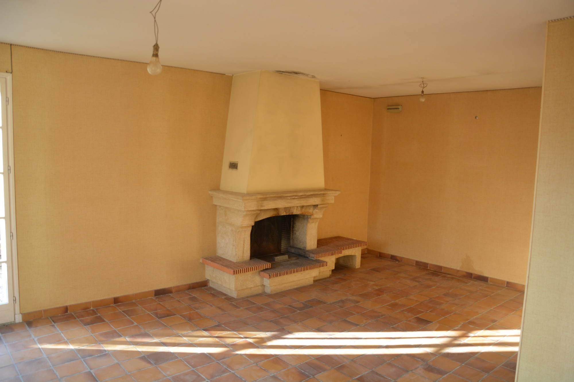 Proche Gordes, maison en pierres à rénover   