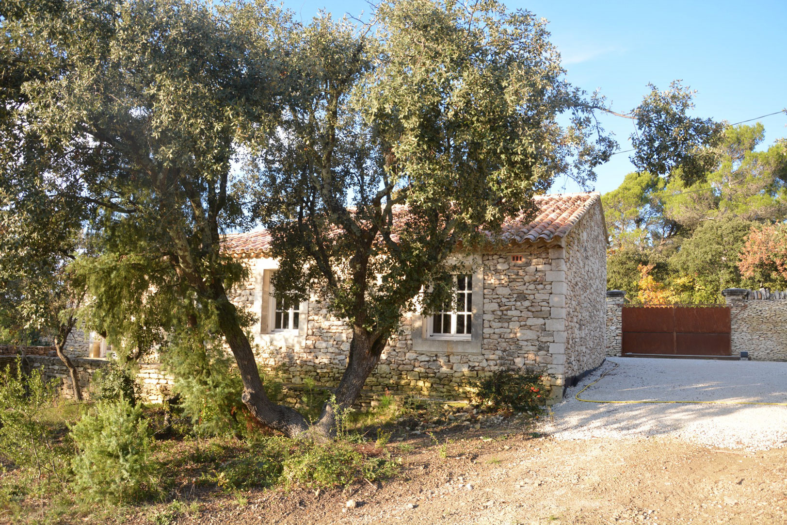 Proche Gordes, maison en pierres à rénover   