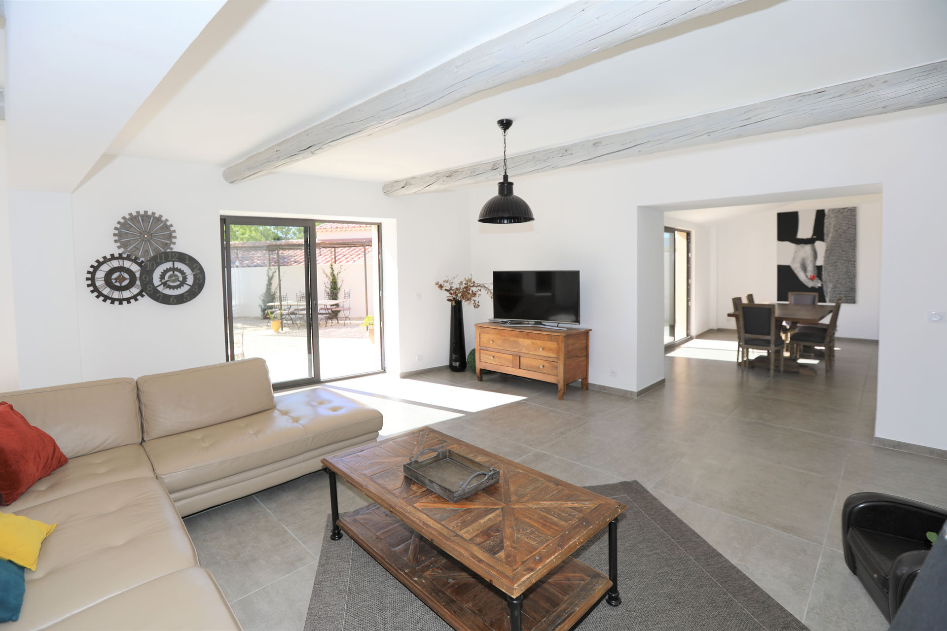 Luberon, ancienne batisse rénovée au centre d'un village pittoresque   