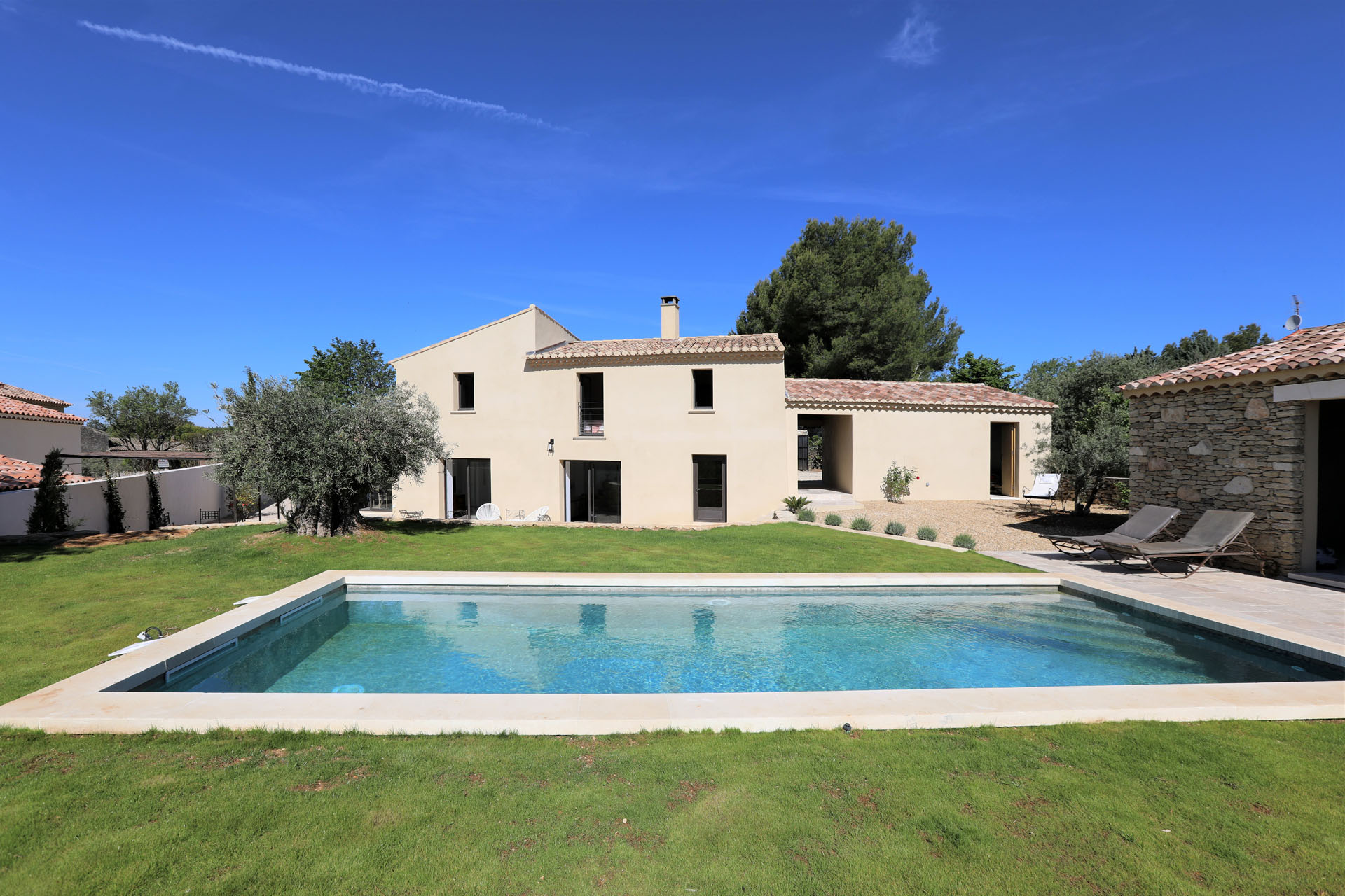 Luberon, ancienne batisse rénovée au centre d'un village pittoresque   
