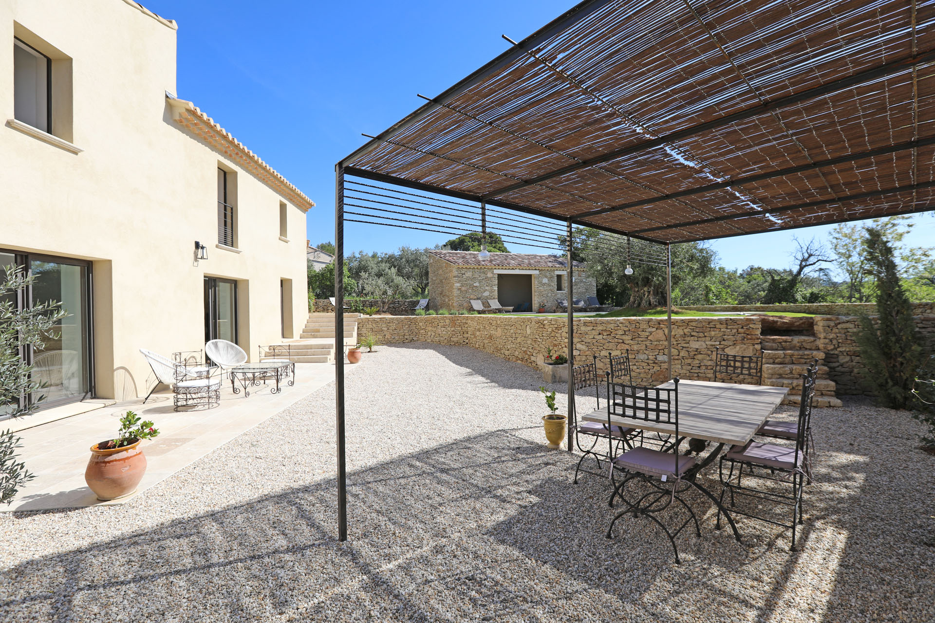 Luberon, ancienne batisse rénovée au centre d'un village pittoresque   
