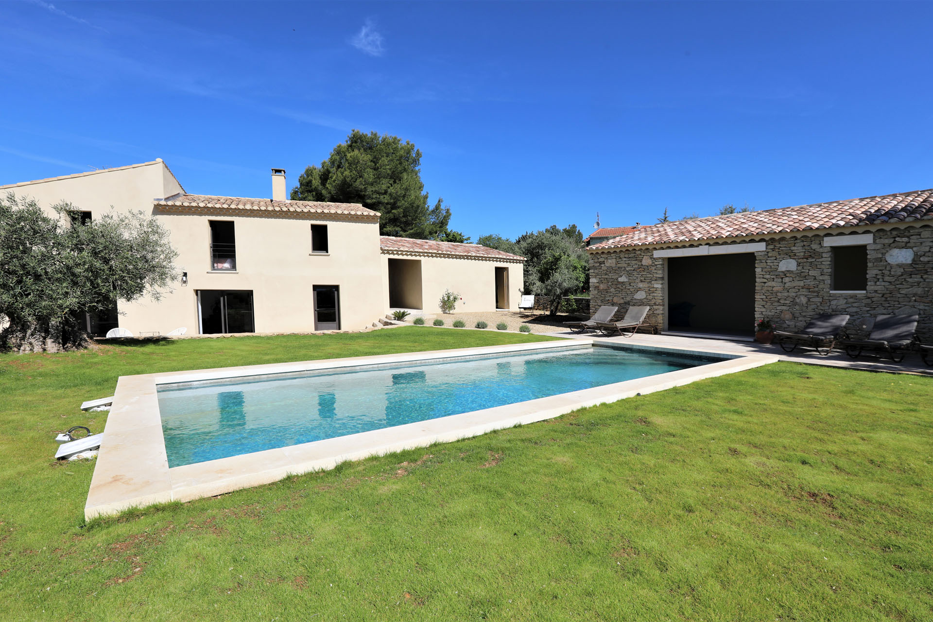 Luberon, ancienne batisse rénovée au centre d'un village pittoresque   