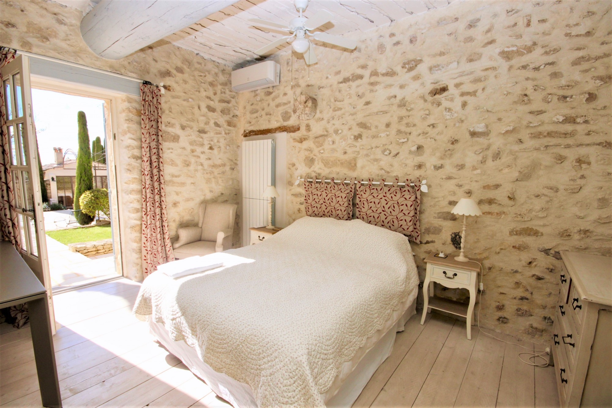 Mas en pierre du XVIII ème siècle, au centre  d'un célèbre village   