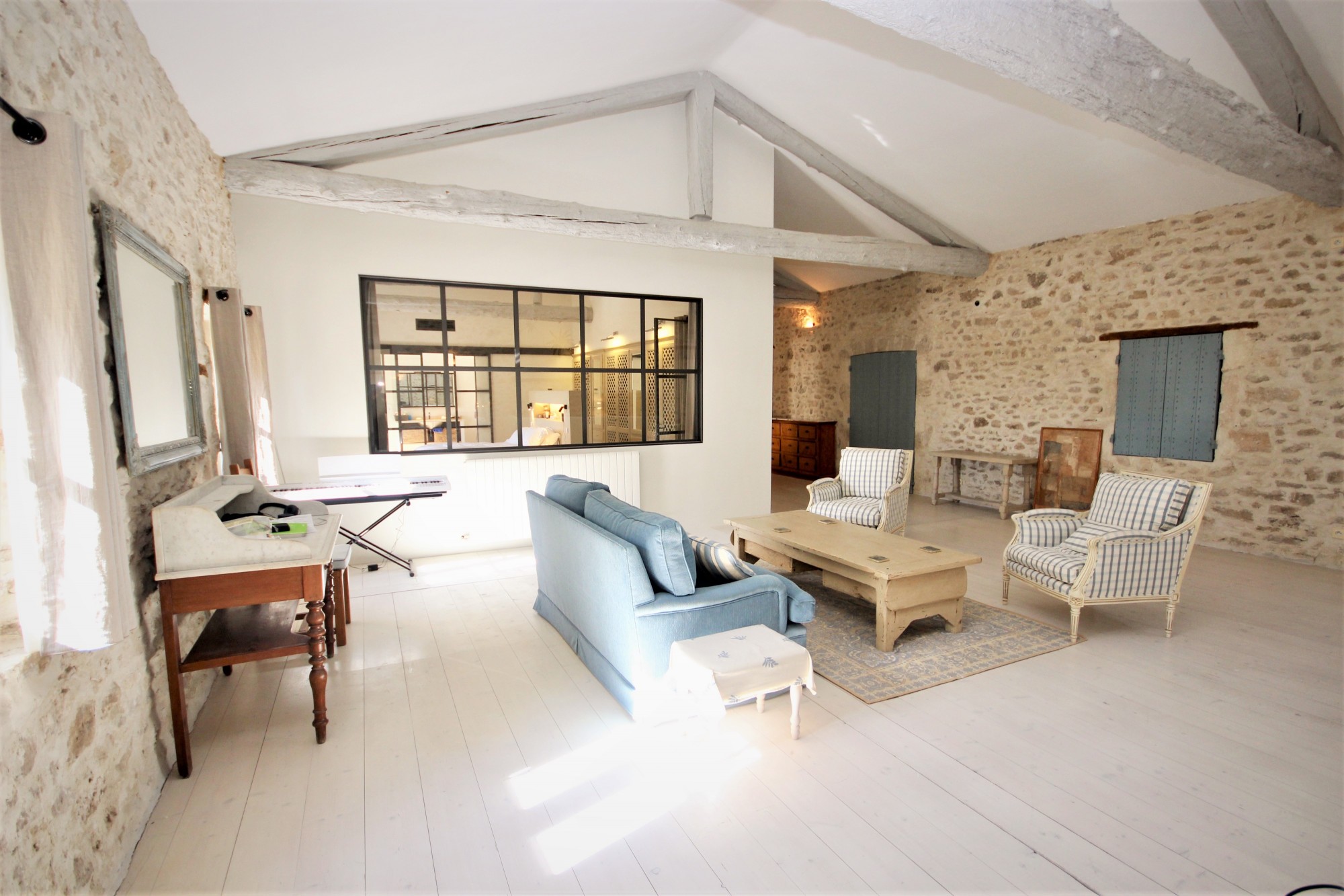 Mas en pierre du XVIII ème siècle, au centre  d'un célèbre village   
