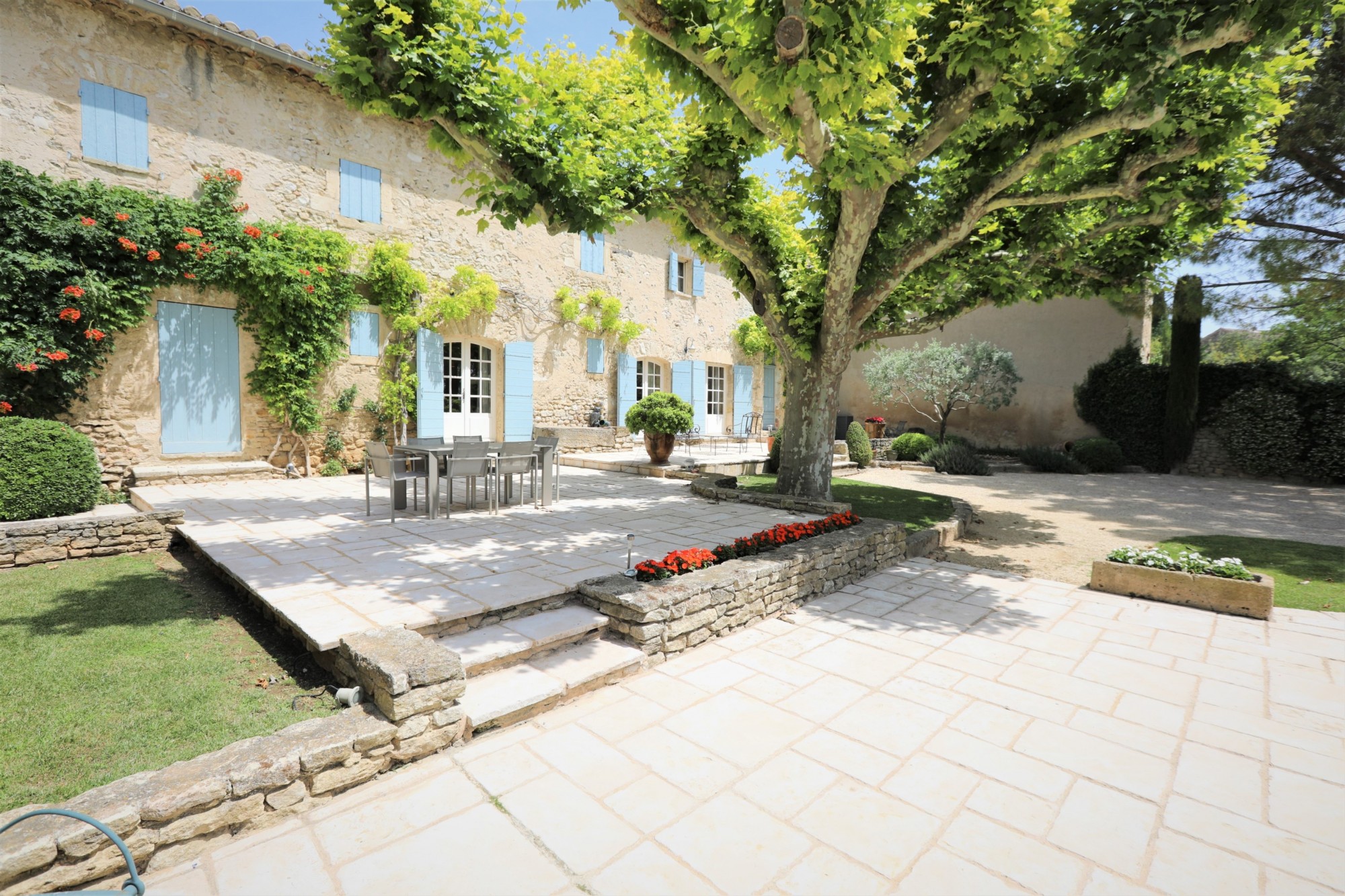 Mas en pierre du XVIII ème siècle, au centre  d'un célèbre village   