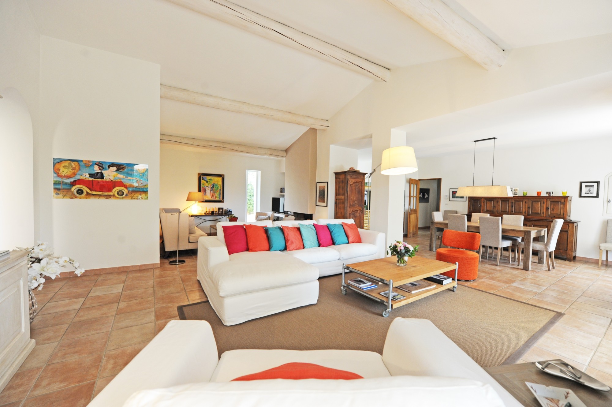 Cabrières d'Avignon : grande villa contemporaine avec piscine.   