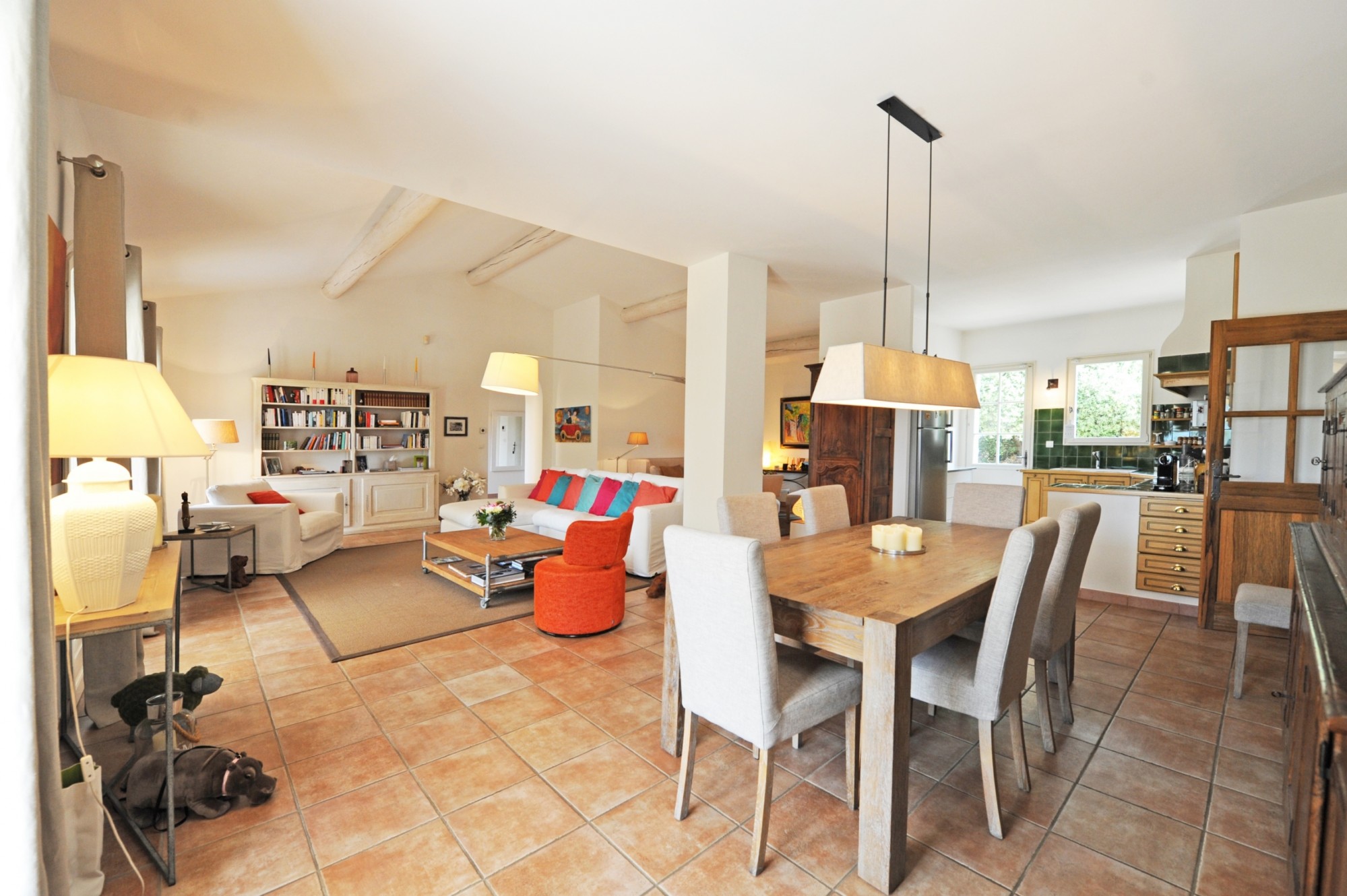 Cabrières d'Avignon : grande villa contemporaine avec piscine.   