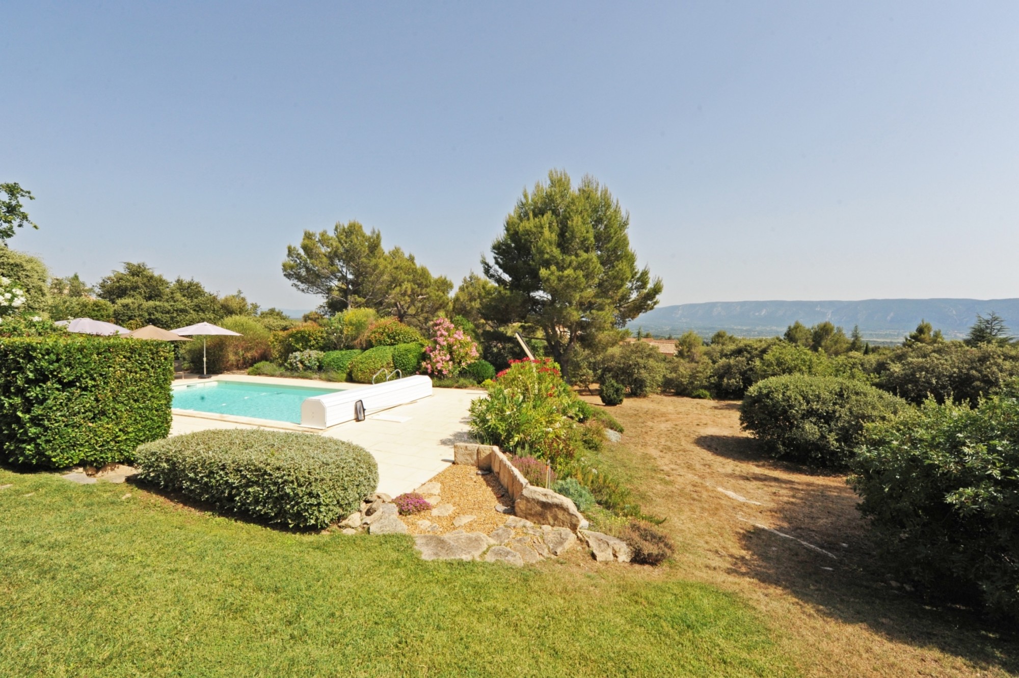 Cabrières d'Avignon : grande villa contemporaine avec piscine.   