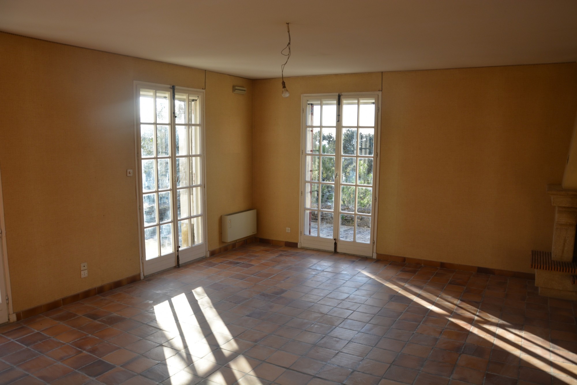 Entre Gordes et Goult, maison en pierre à rénover    