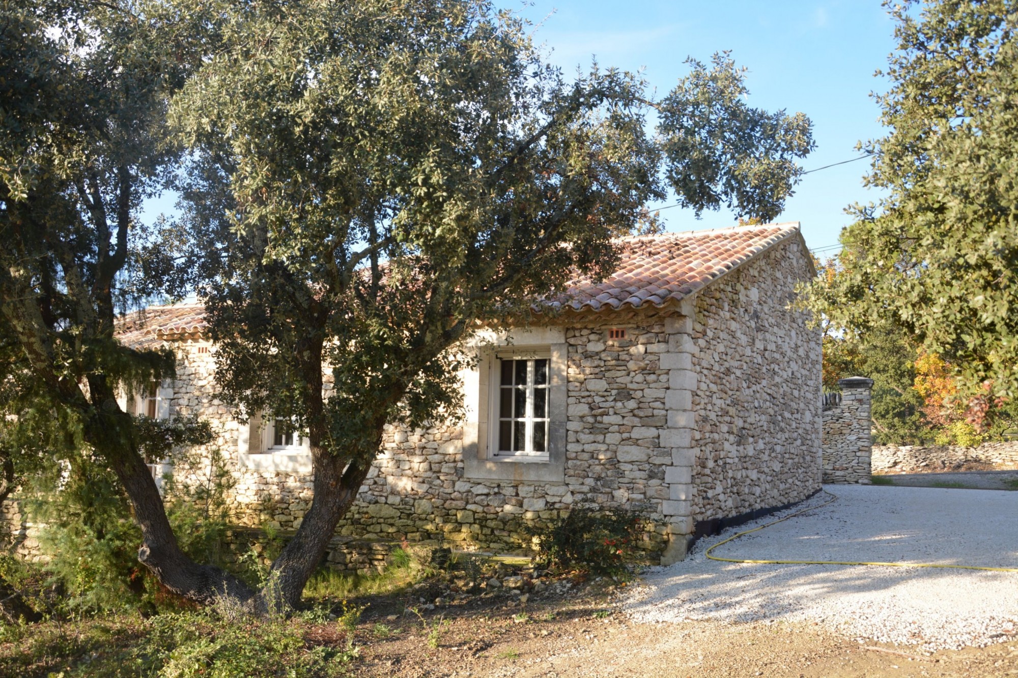 Entre Gordes et Goult, maison en pierre à rénover    