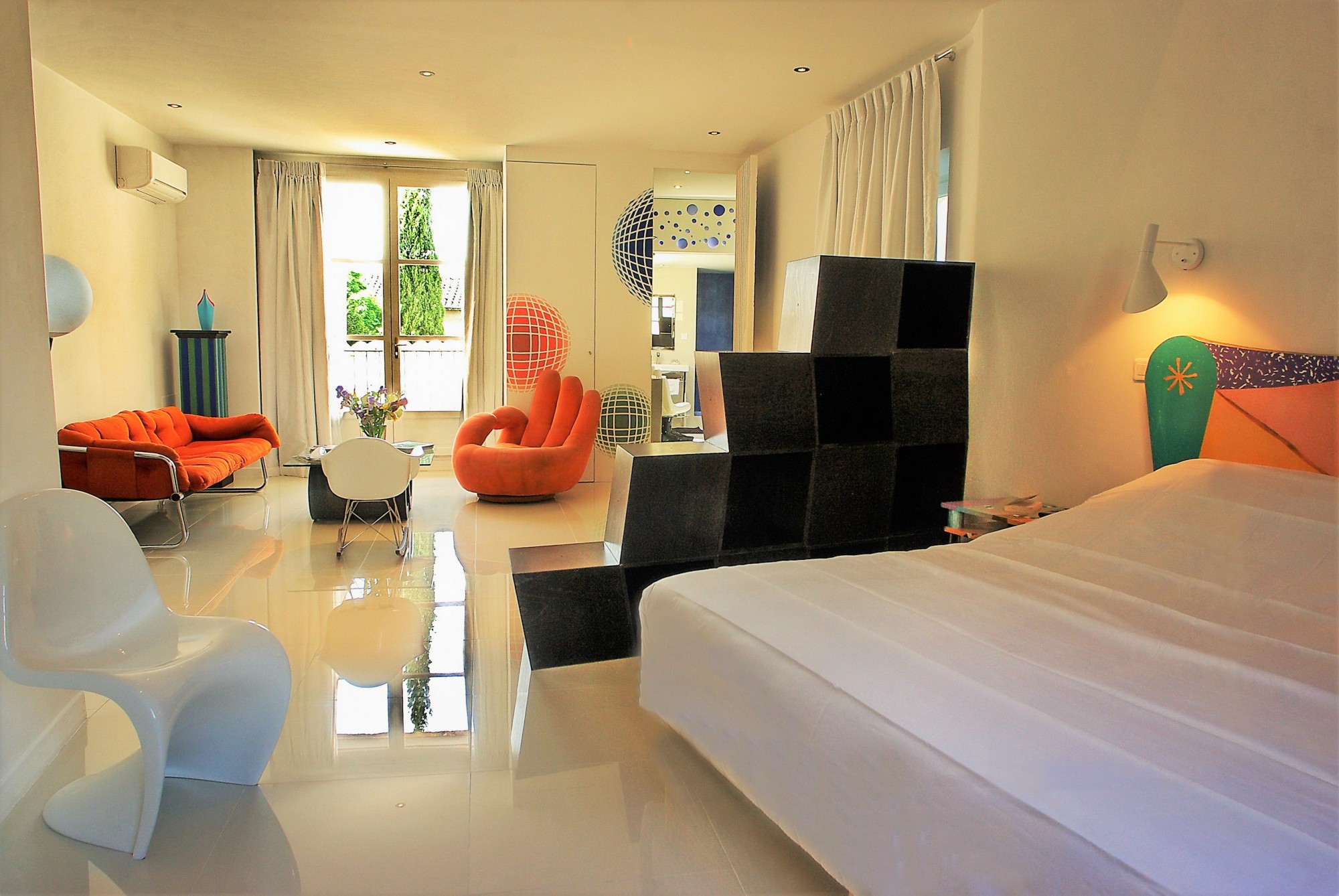 Hôtel particulier avec piscine et garage au coeur de L'Isle sur la Sorgue   