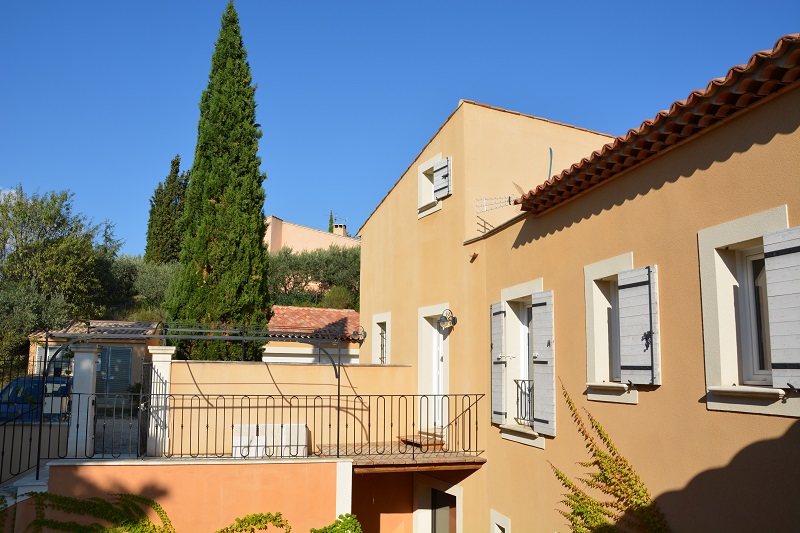 Grande bâtisse proche village Luberon   