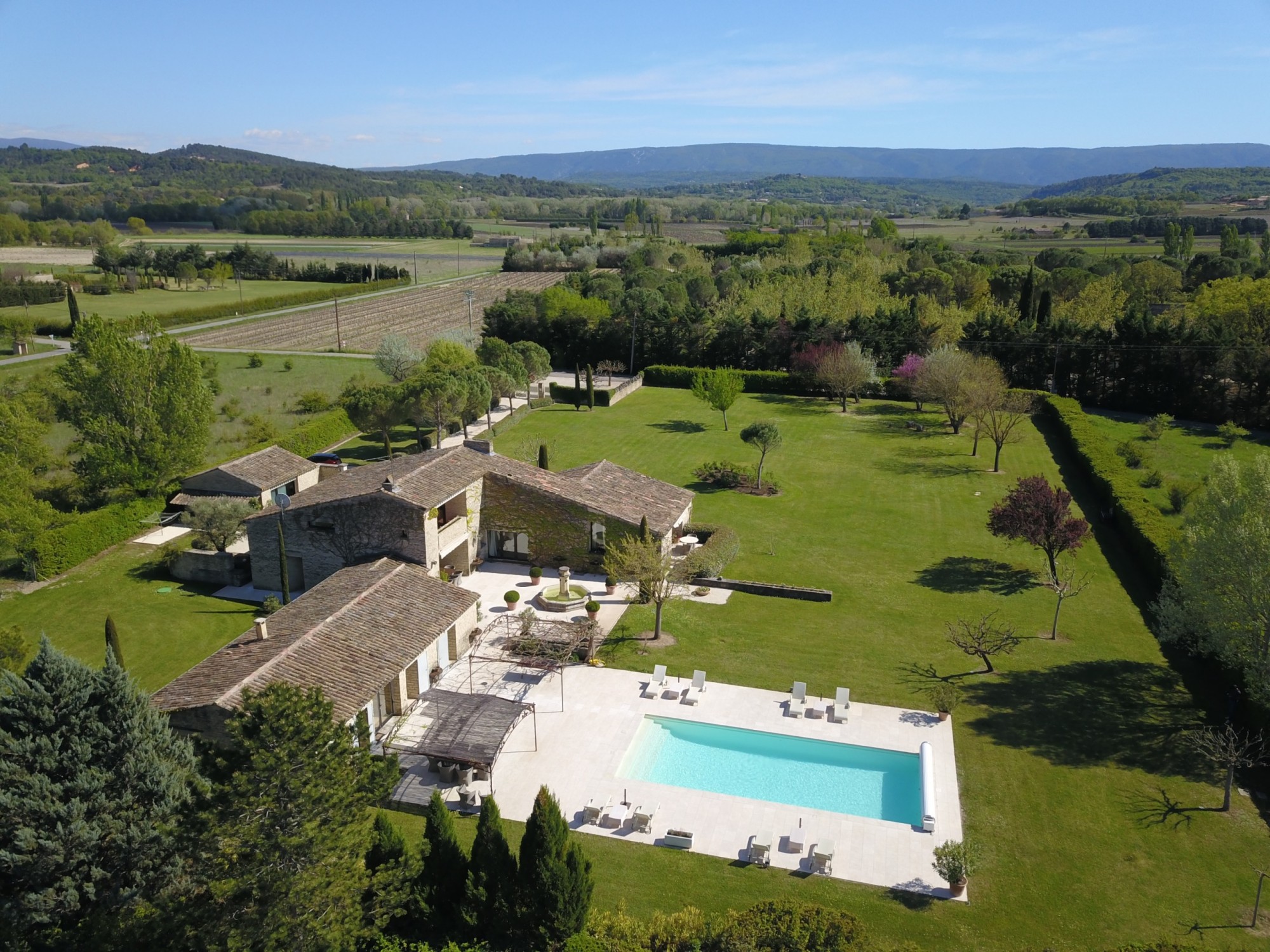Luberon, maison d'architecte en pierres avec vue exceptionnelle   