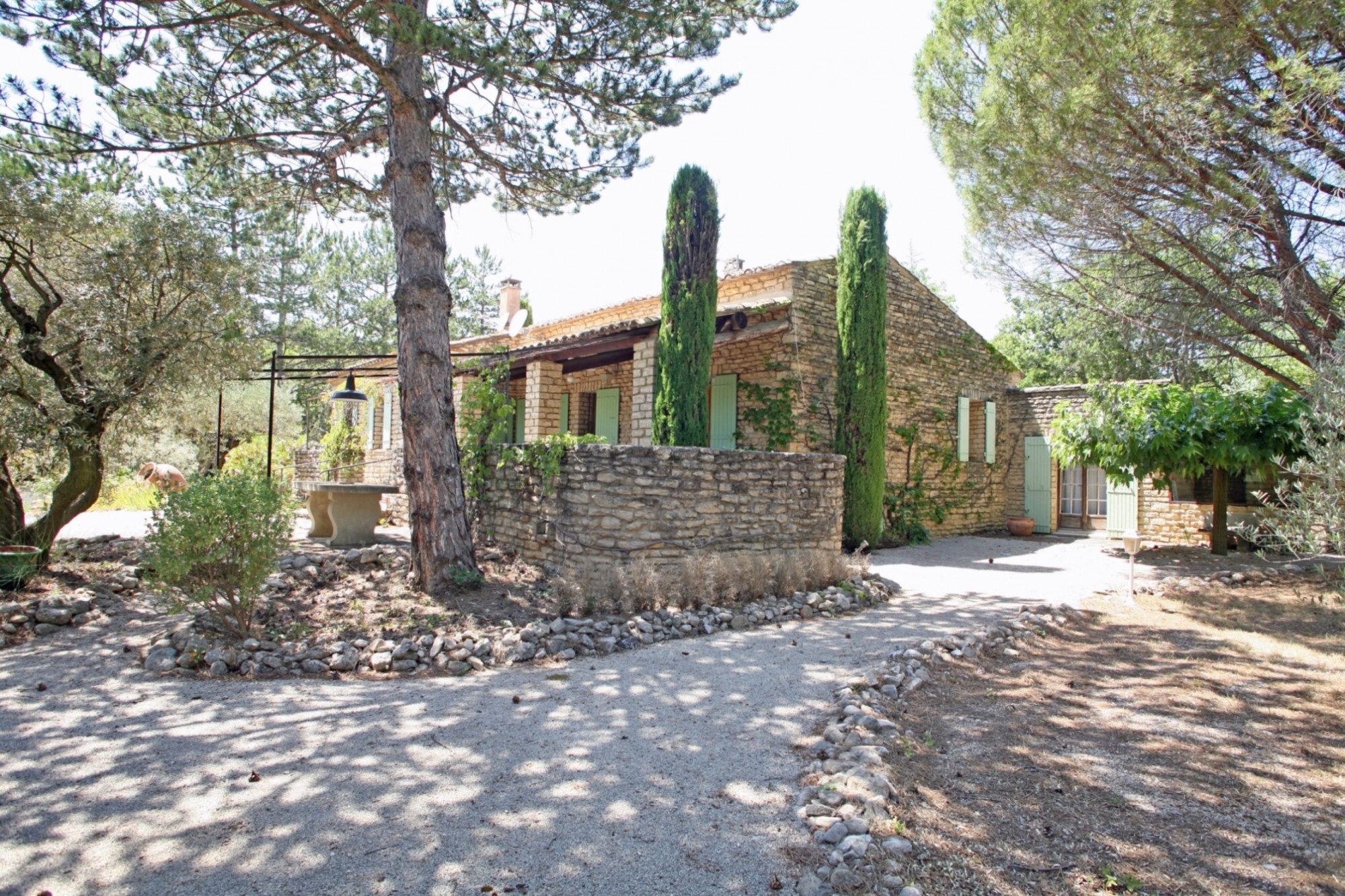 A restaurer maison en pierre avec piscine et vue en Luberon  