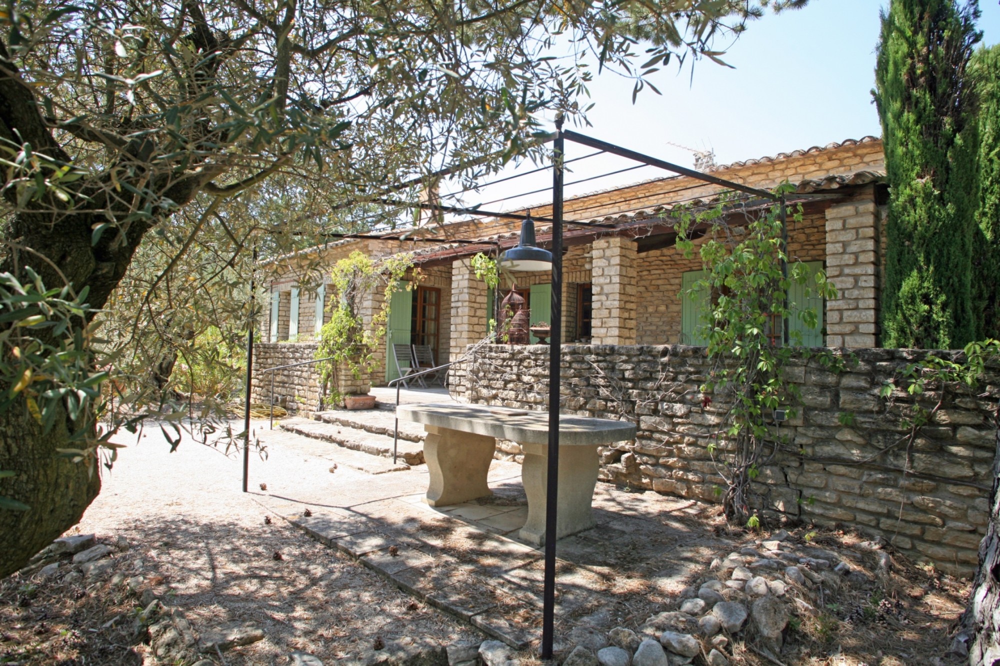 A restaurer maison en pierre avec piscine et vue en Luberon  