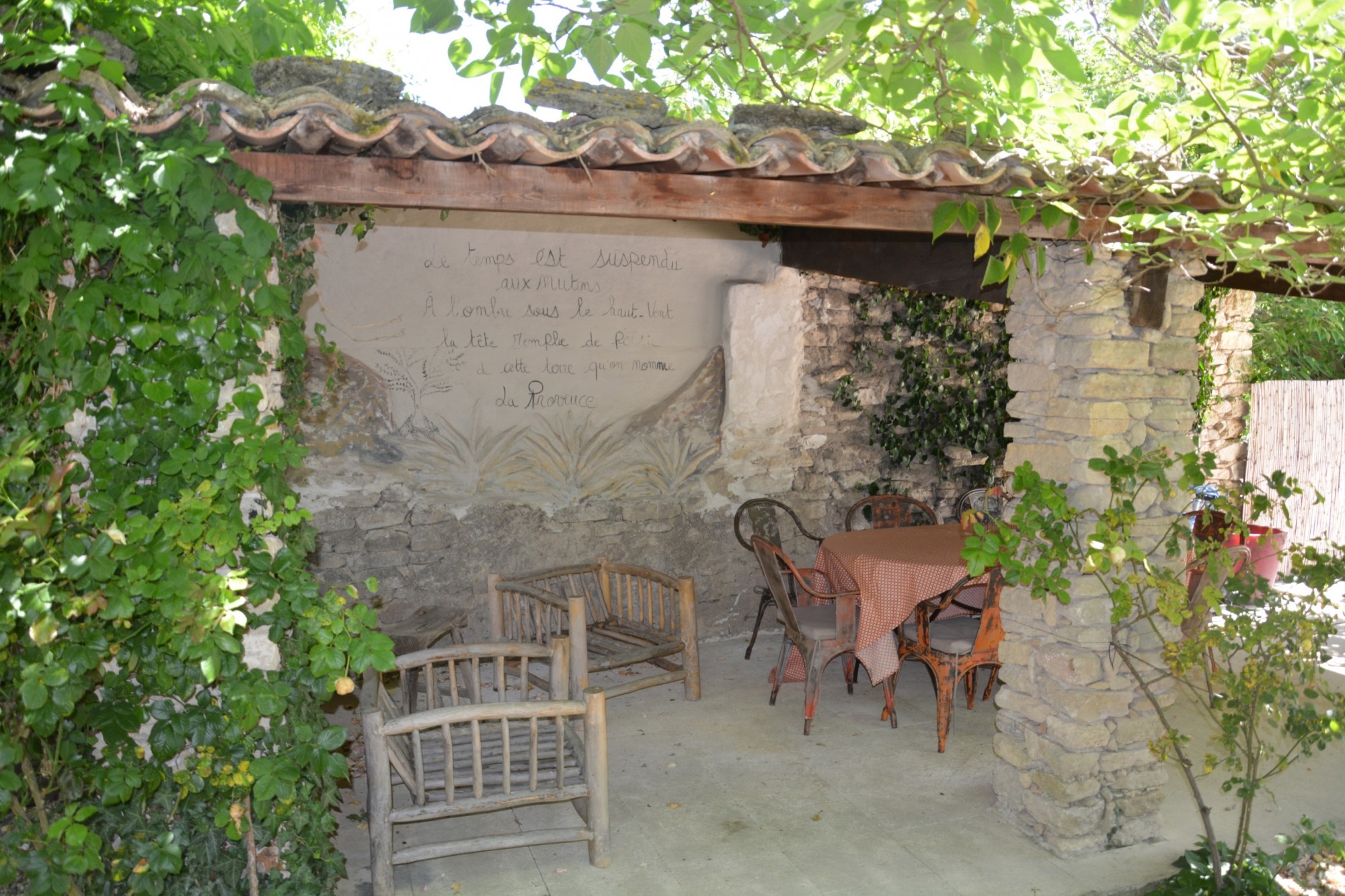 Luberon, maison de village sur cour avec jardin et piscine   