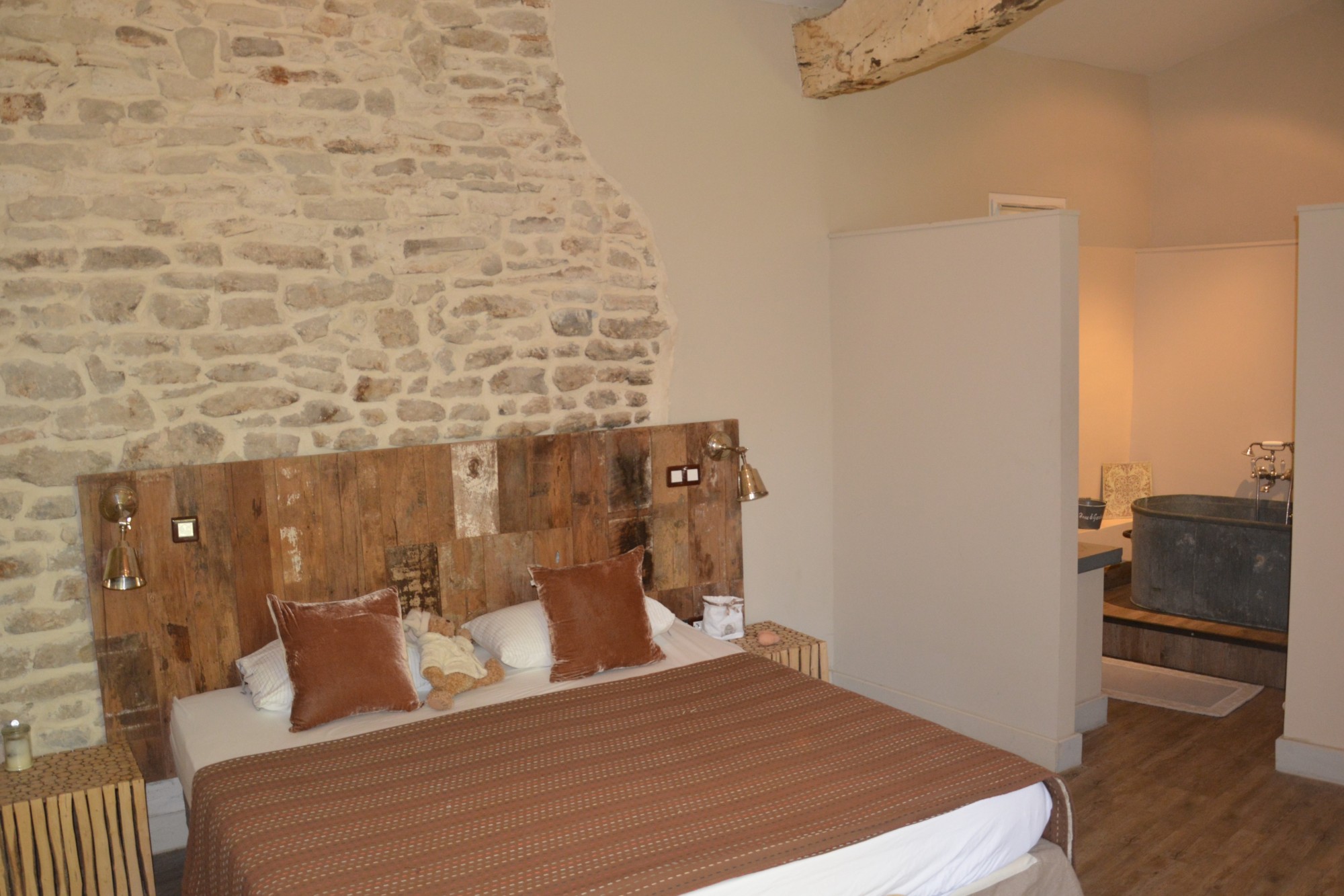 Luberon, maison de village sur cour avec jardin et piscine   