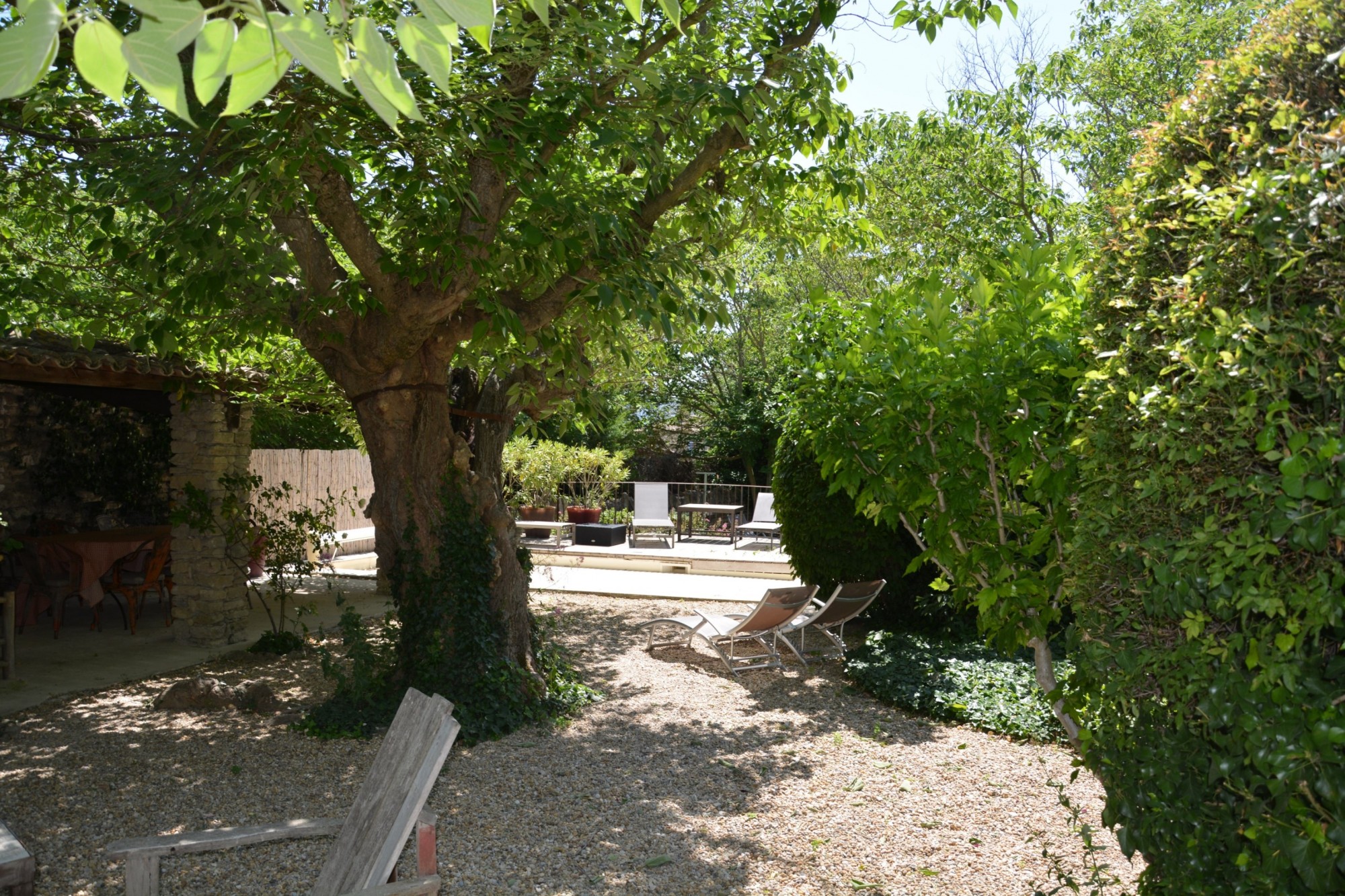 Luberon, maison de village sur cour avec jardin et piscine   