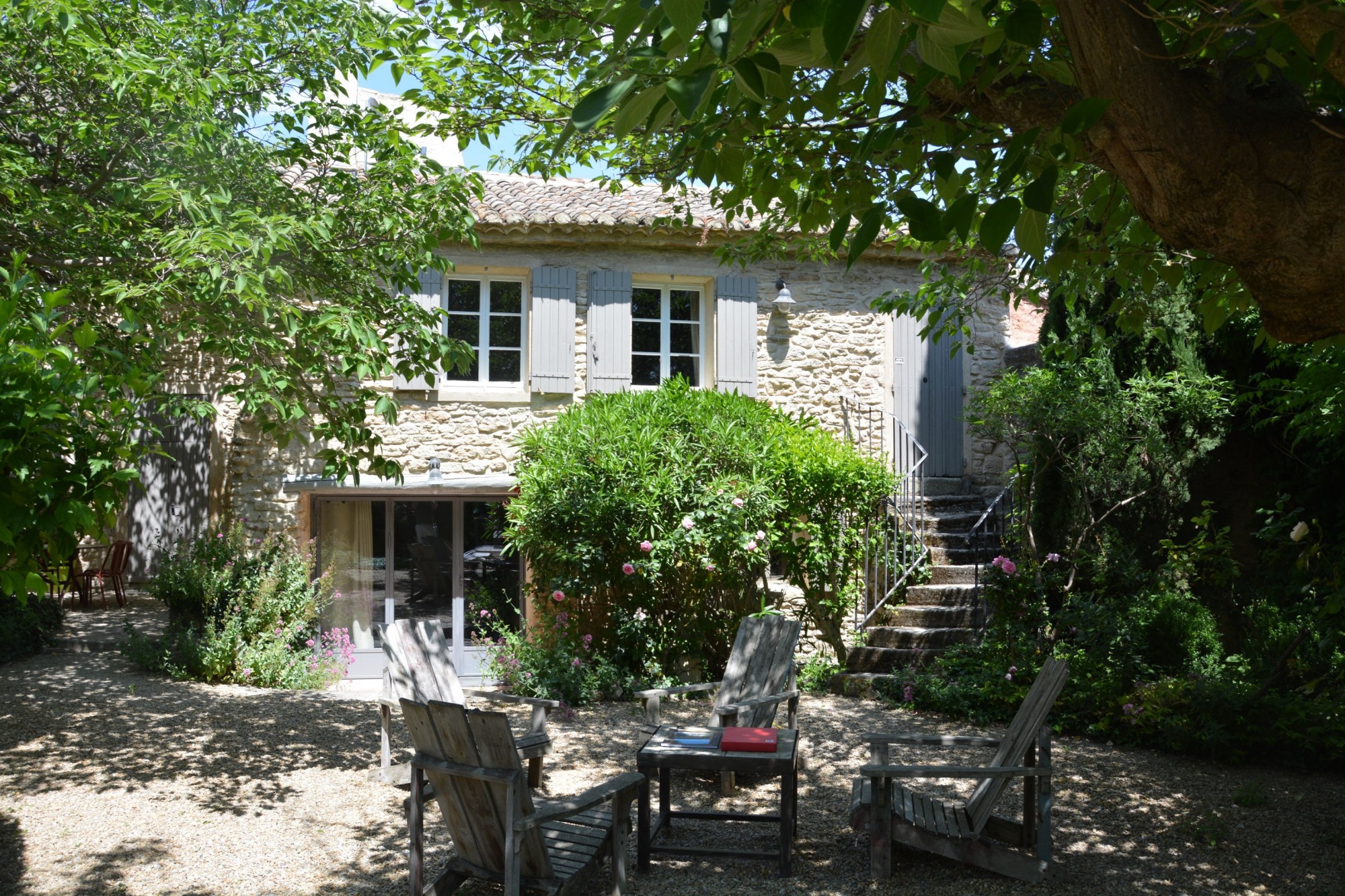 Luberon, maison de village sur cour avec jardin et piscine   