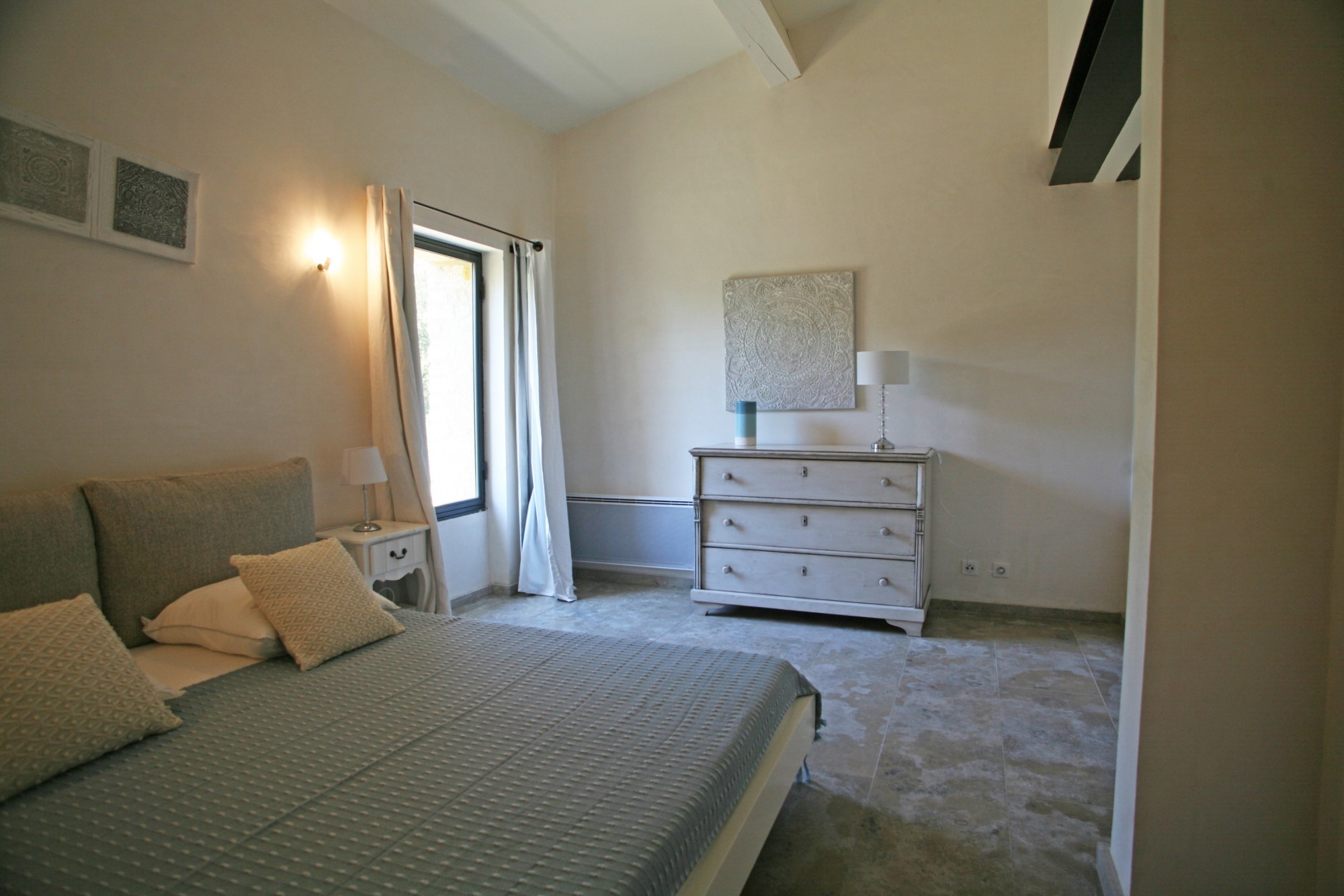 A vendre, Gordes, maison contemporaine avec piscine    dans un environnement protégé