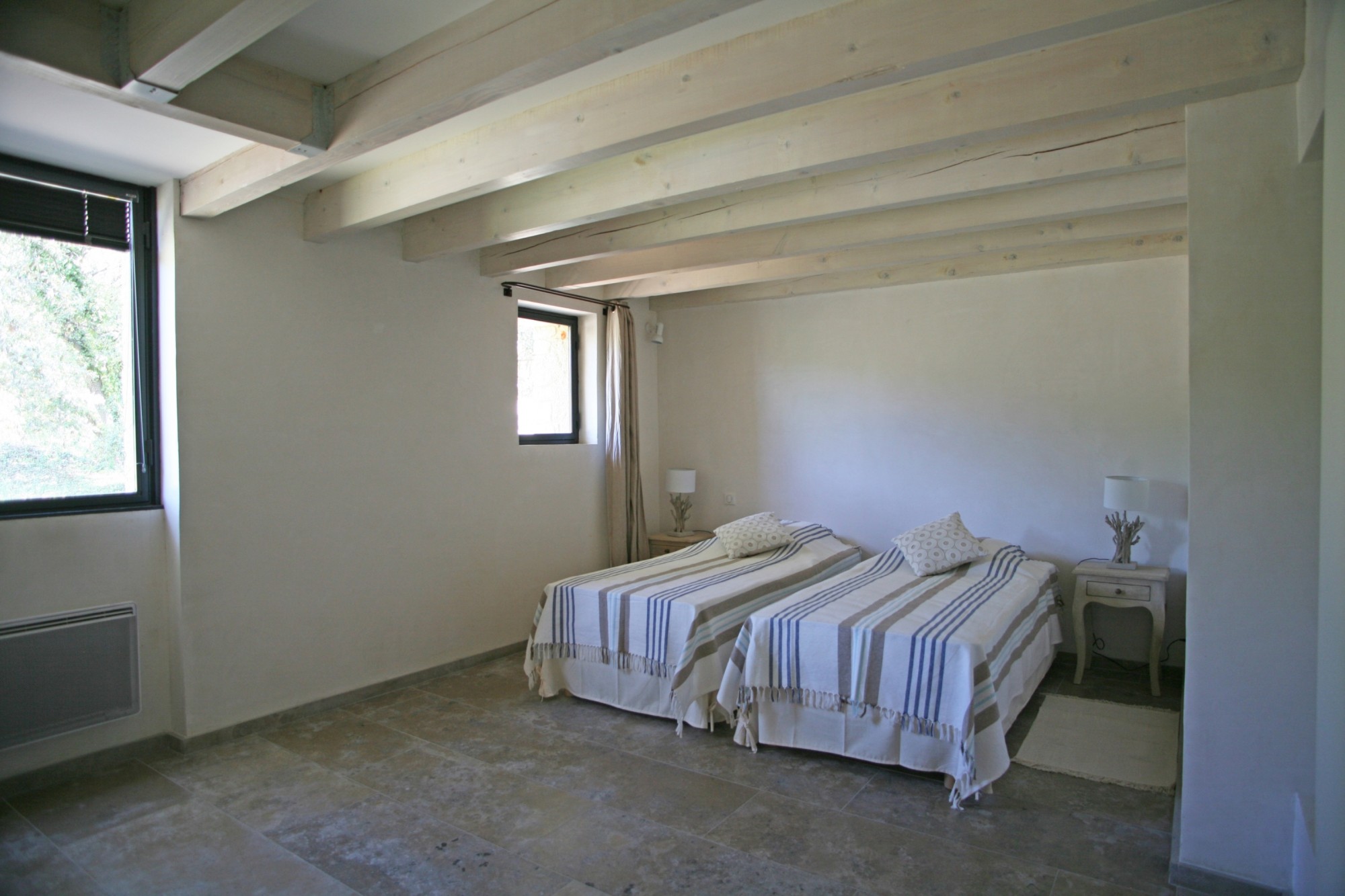 A vendre, Gordes, maison contemporaine avec piscine    dans un environnement protégé