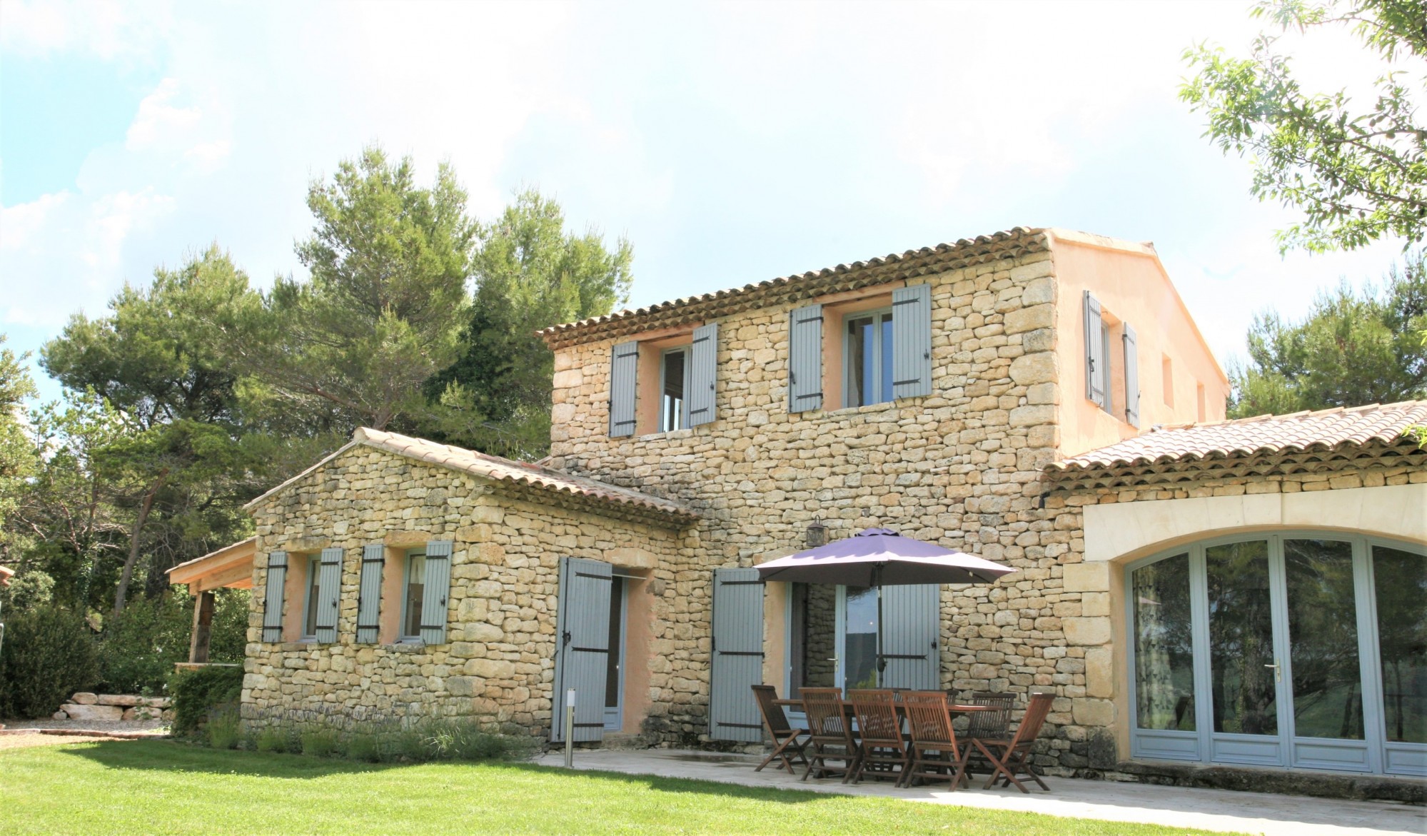 A l'orée d'un village du Luberon superbe villa en pierres   